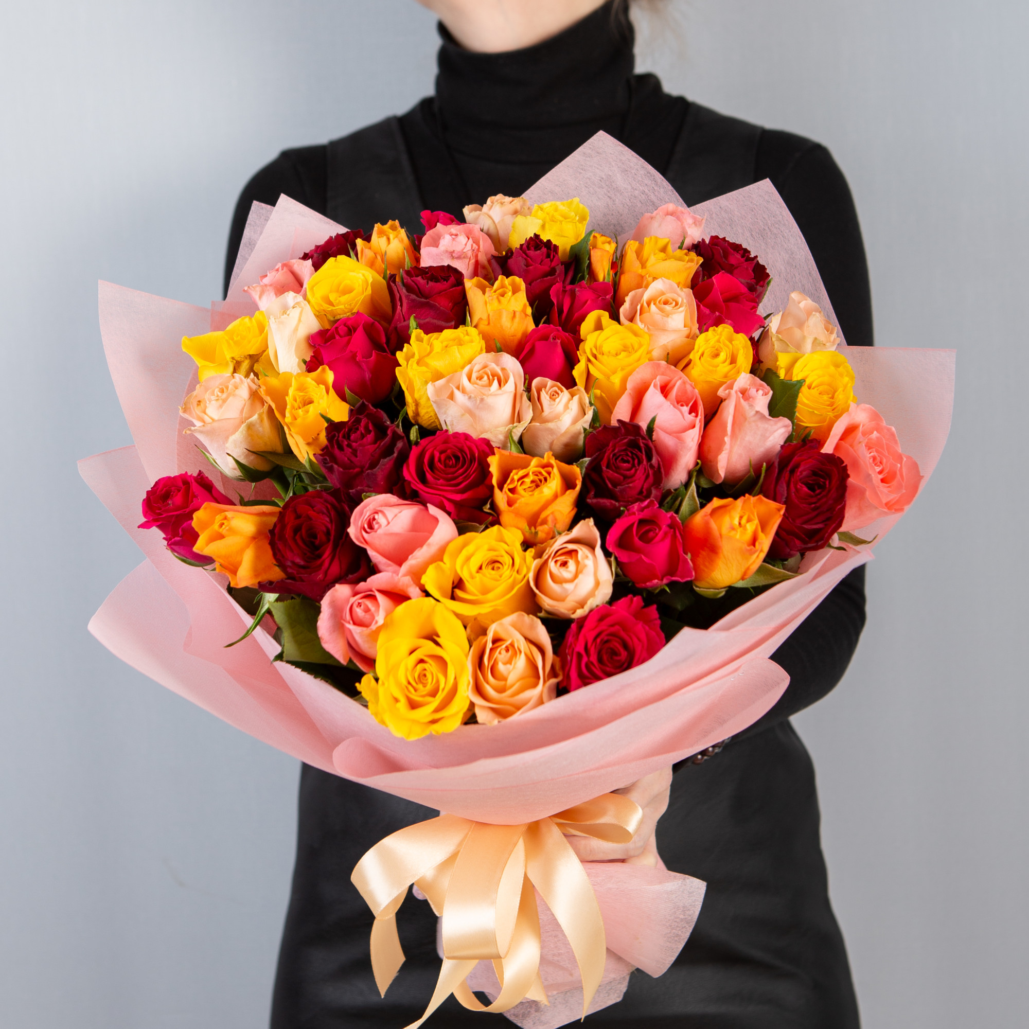 Букет 51 роза Кения микс 40 см в упаковке