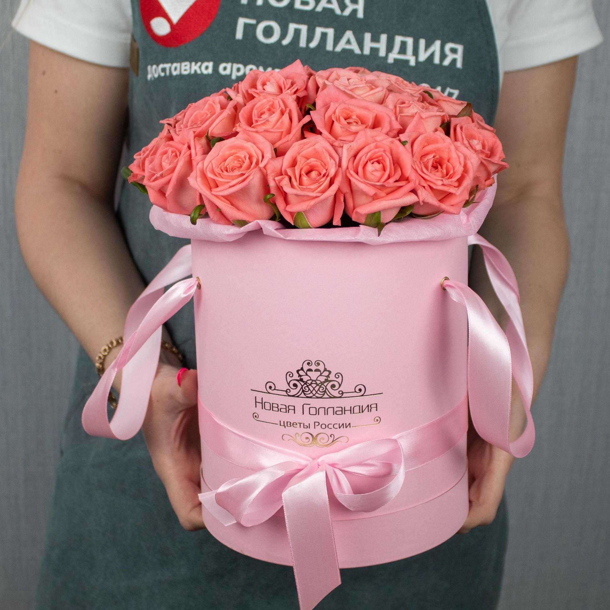 25 коралловых роз в розовой шляпной коробке