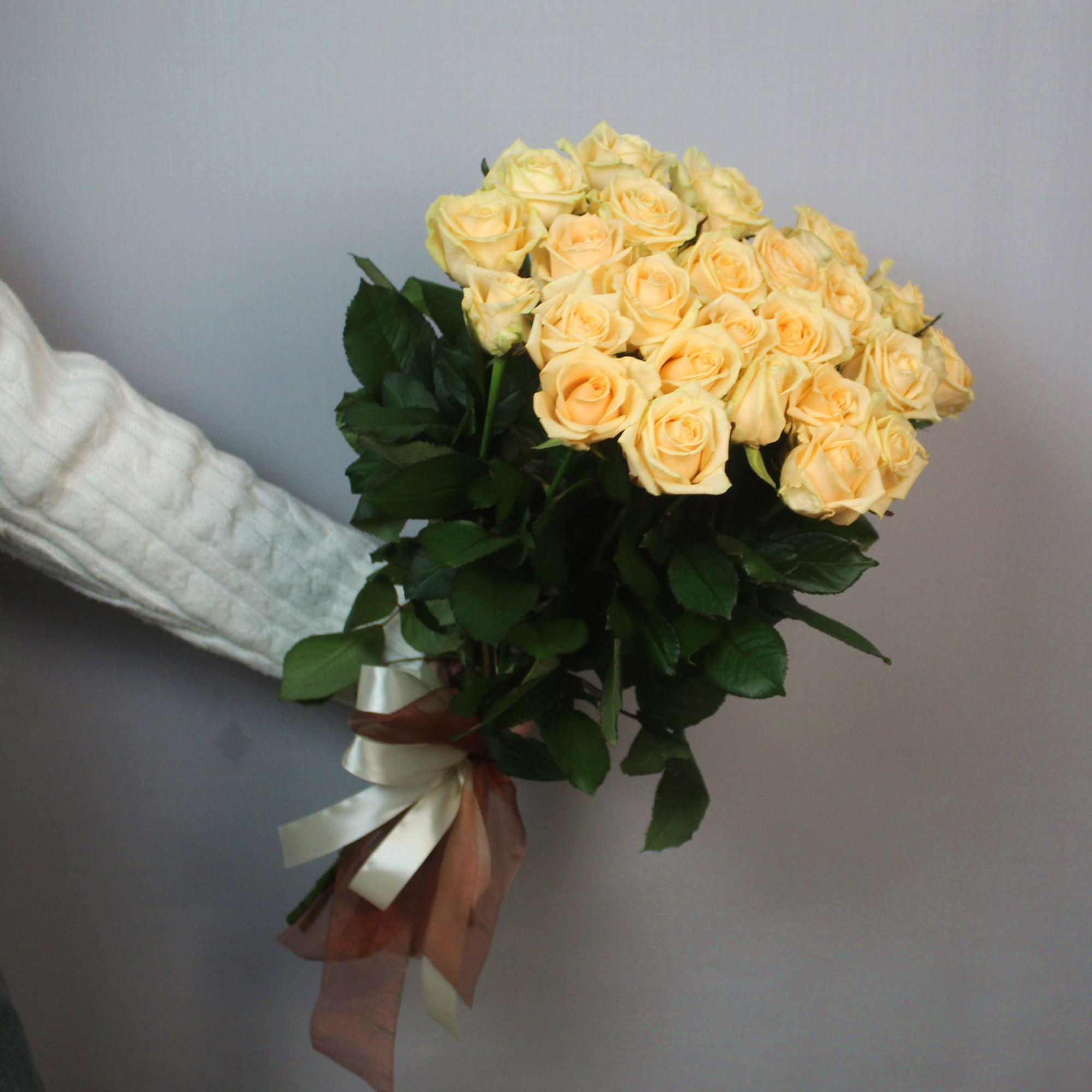 25 кремовых роз 70 см
