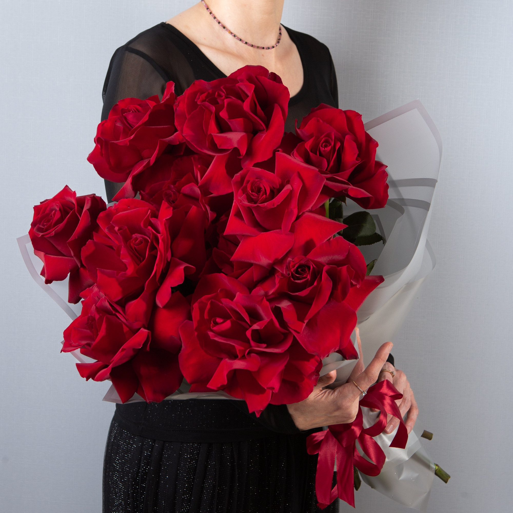 Букет 11 красных французских роз Пантера