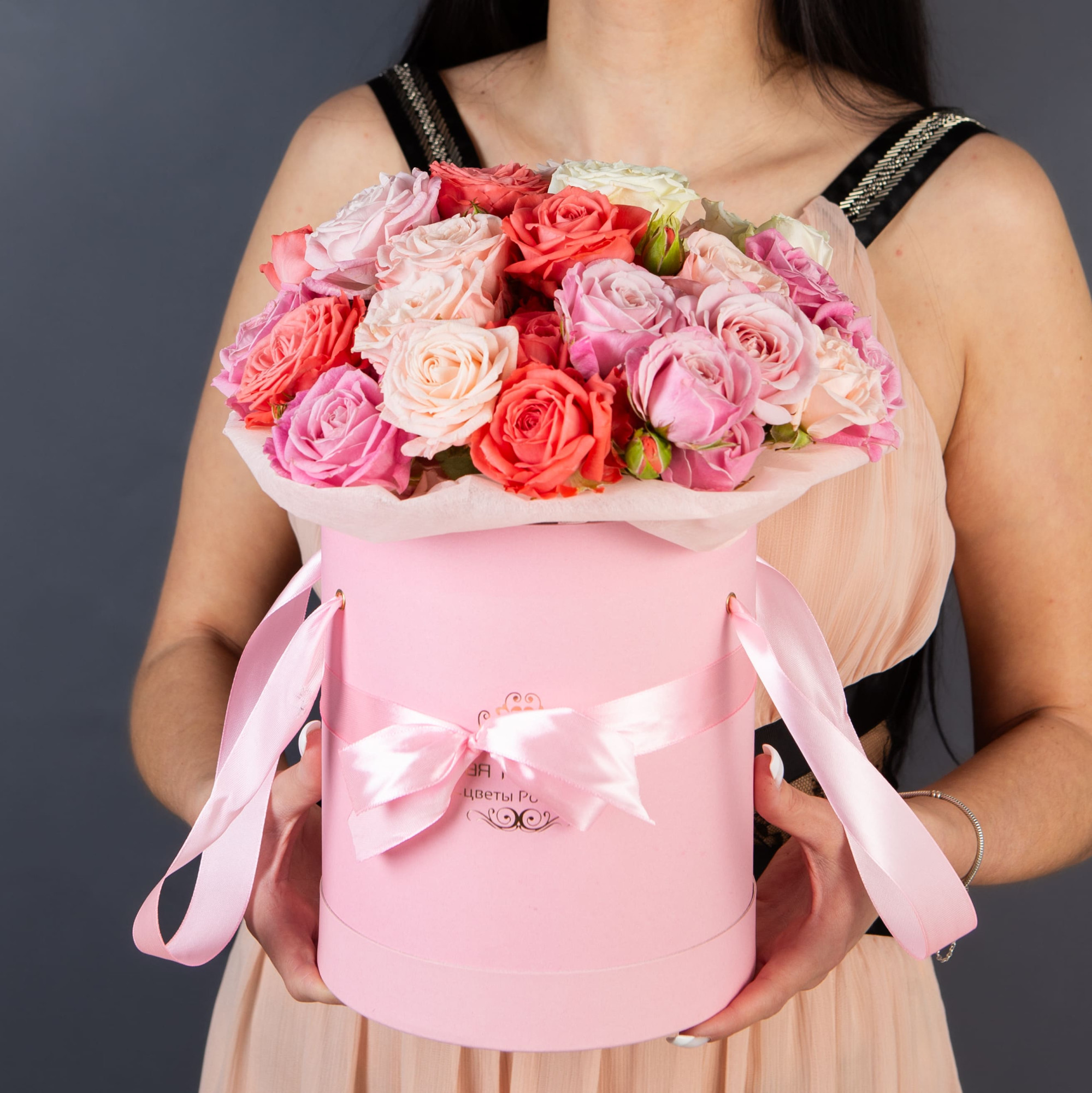 Пионовидные кустовые розы микс в розовой шляпной коробке №741