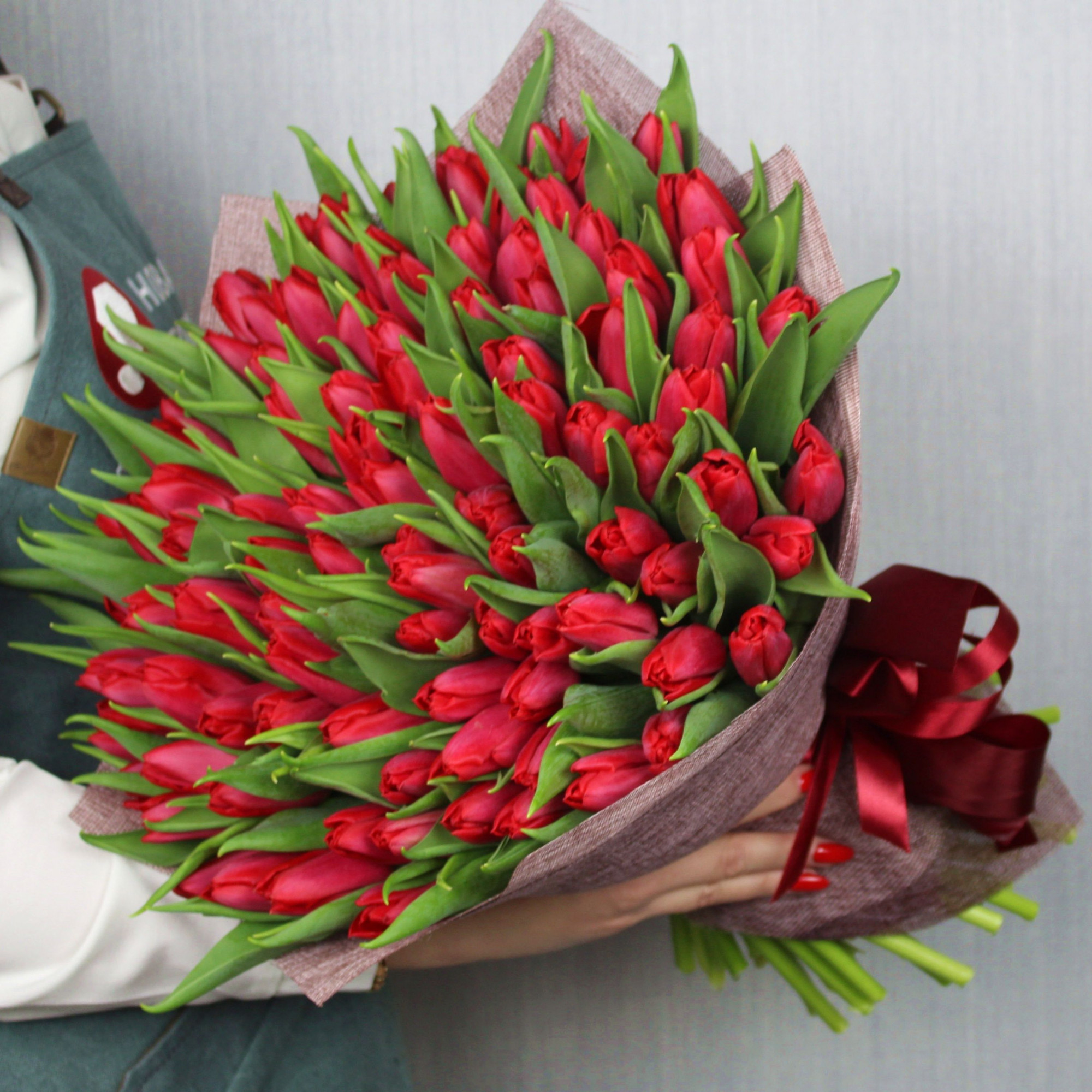 Букет 101 красный тюльпан