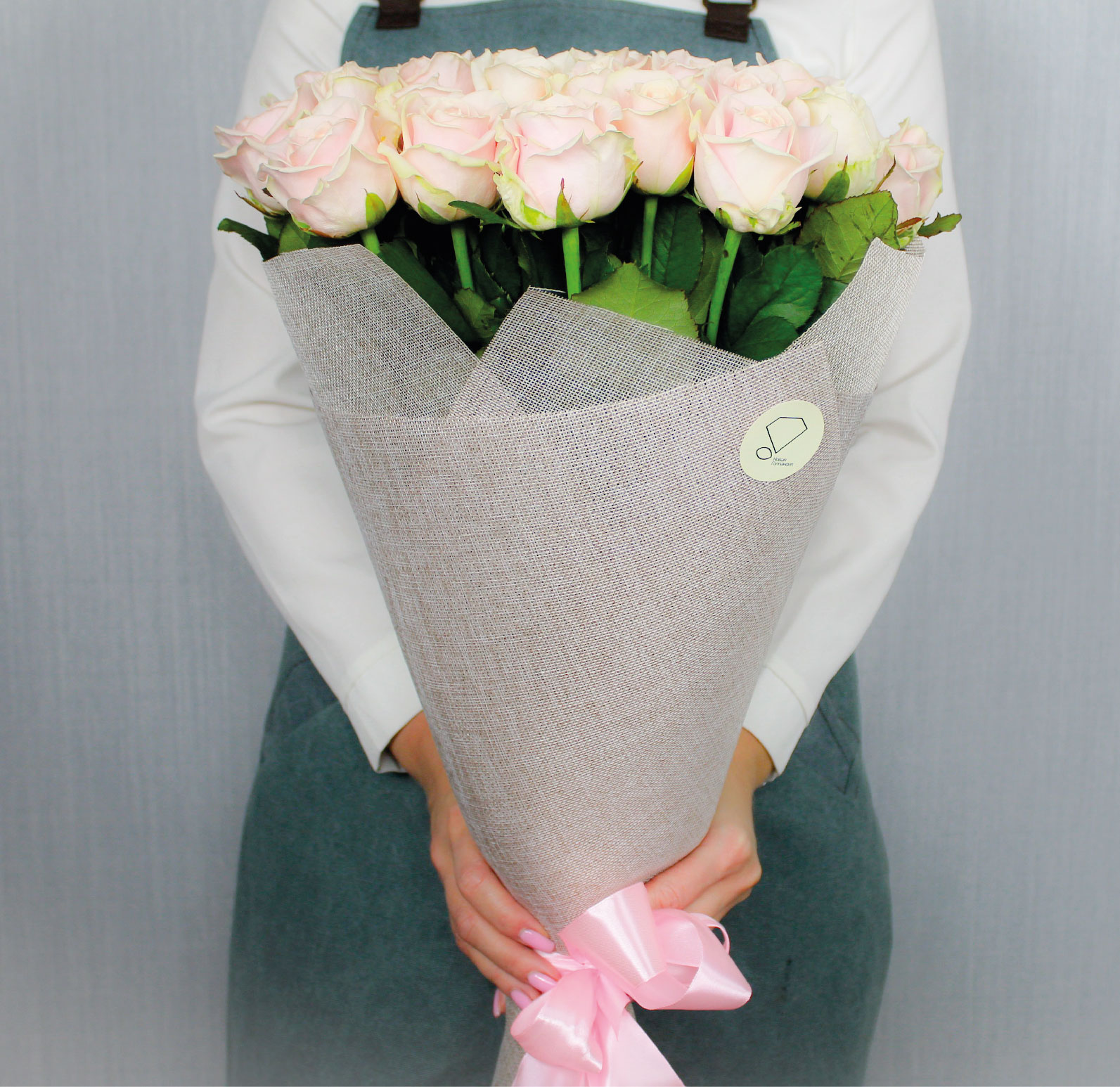 Букет 31 нюдовая роза 70 см