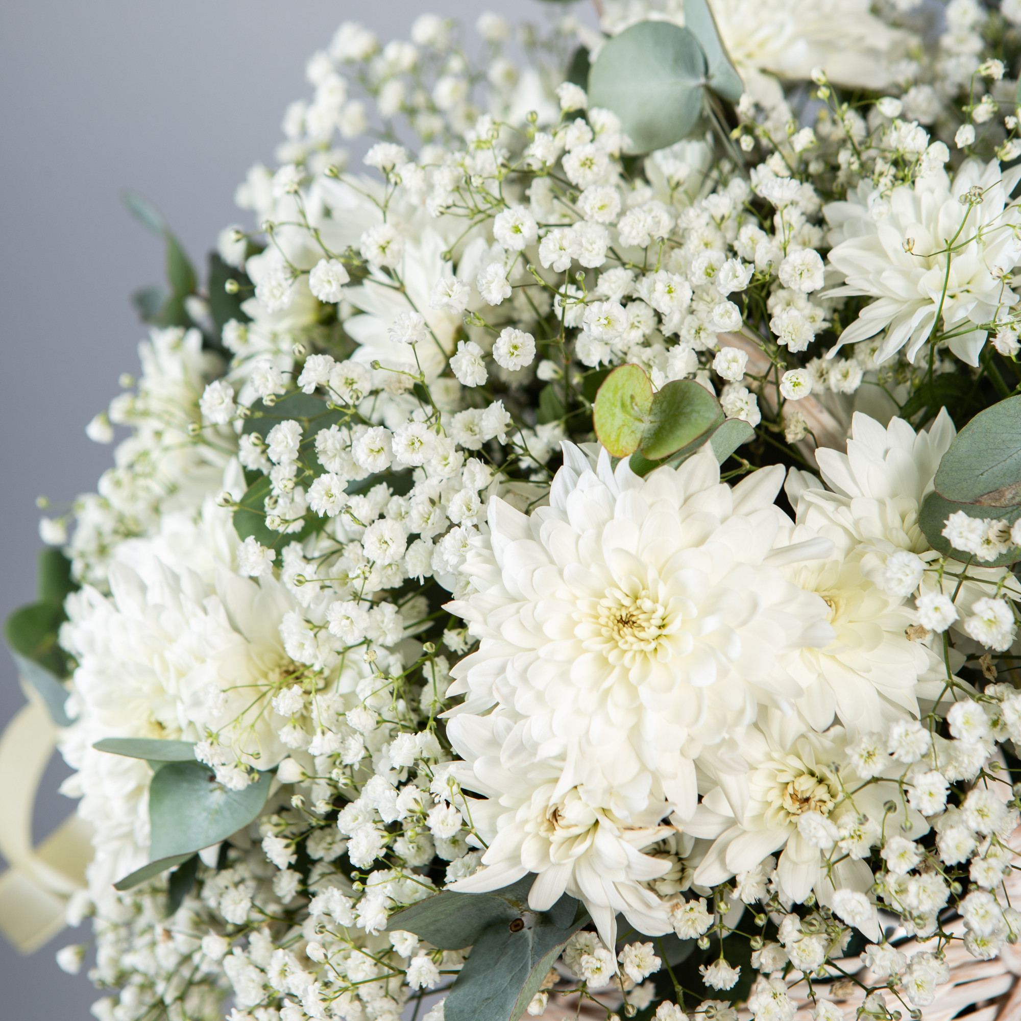 Хризантемы в корзине