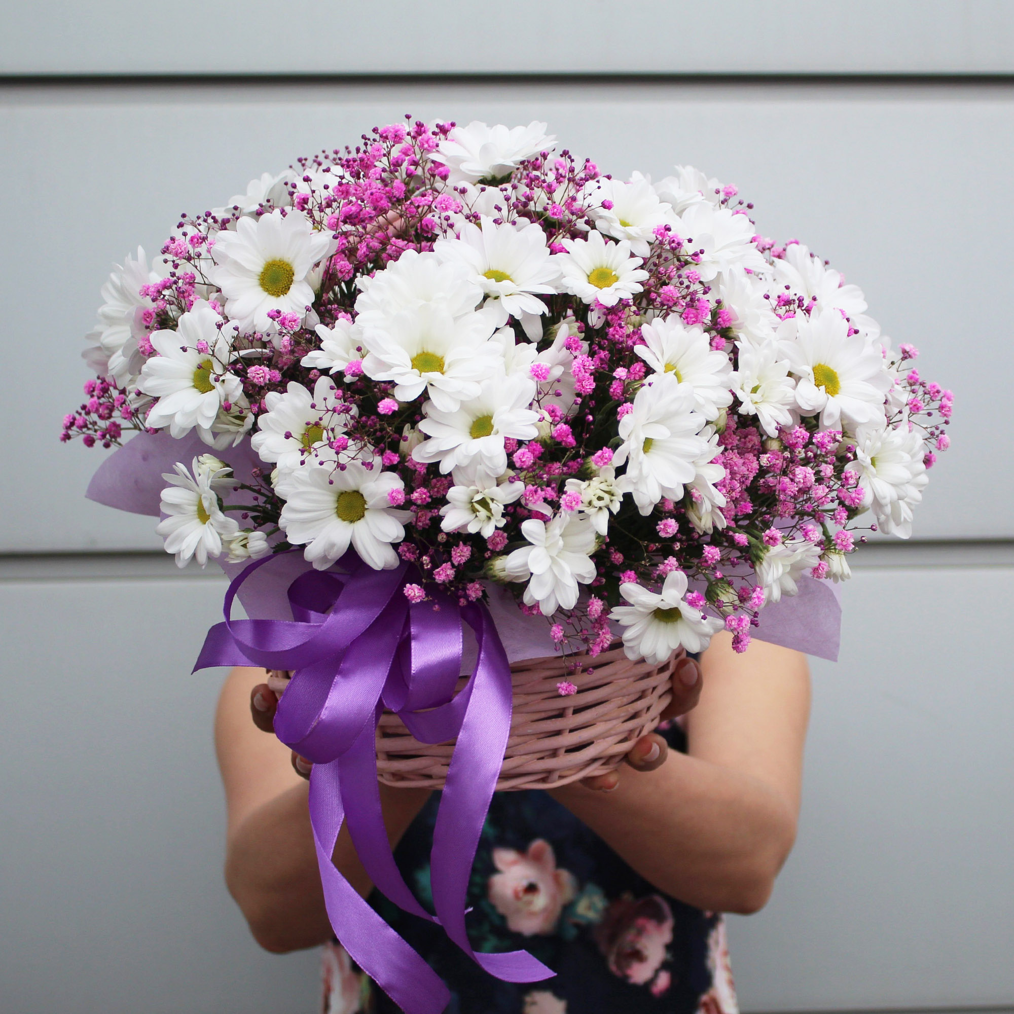 Ромашковые хризантемы в корзине - 3