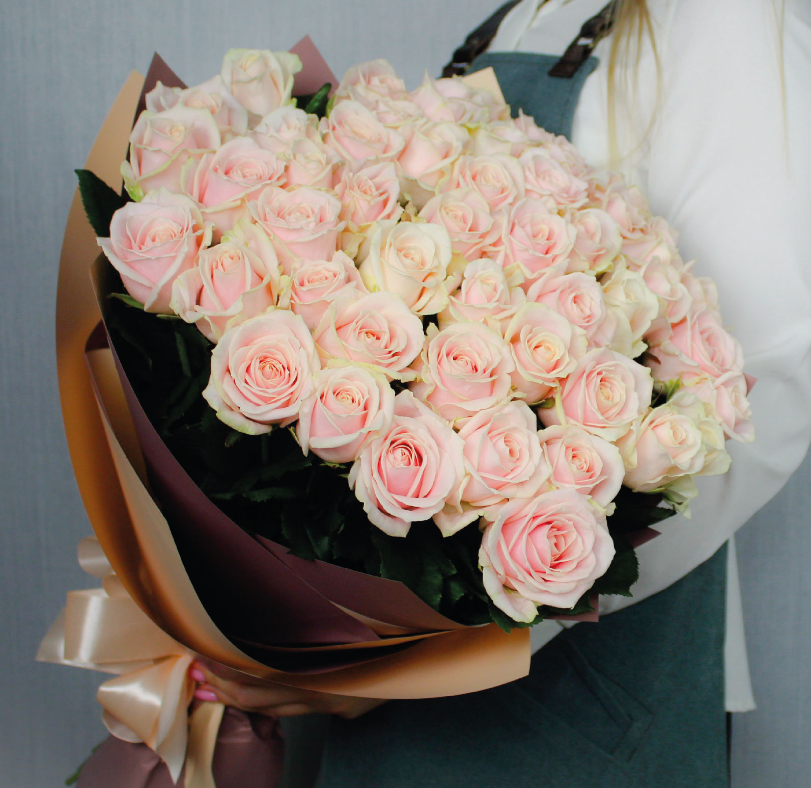 Букет 51 нюдовая роза 70см