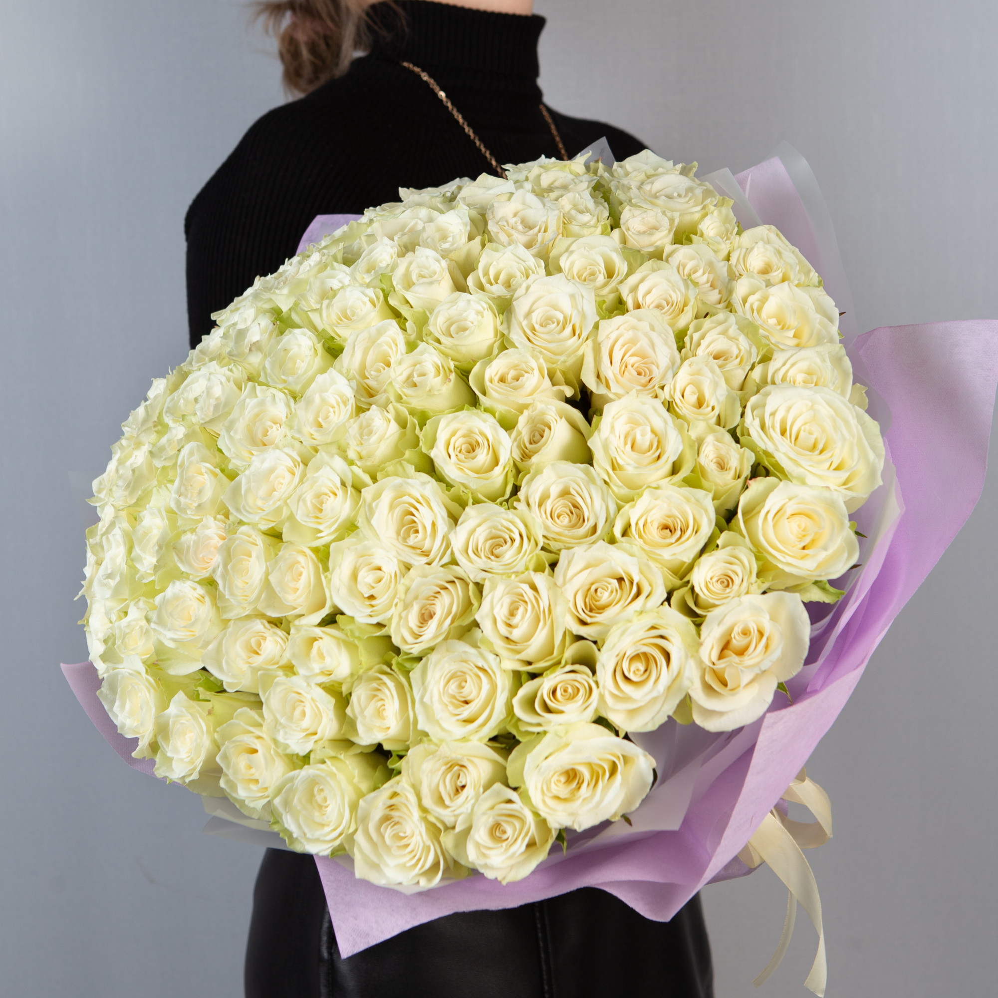Букет 101 белая роза Кения  40 см  в упаковке
