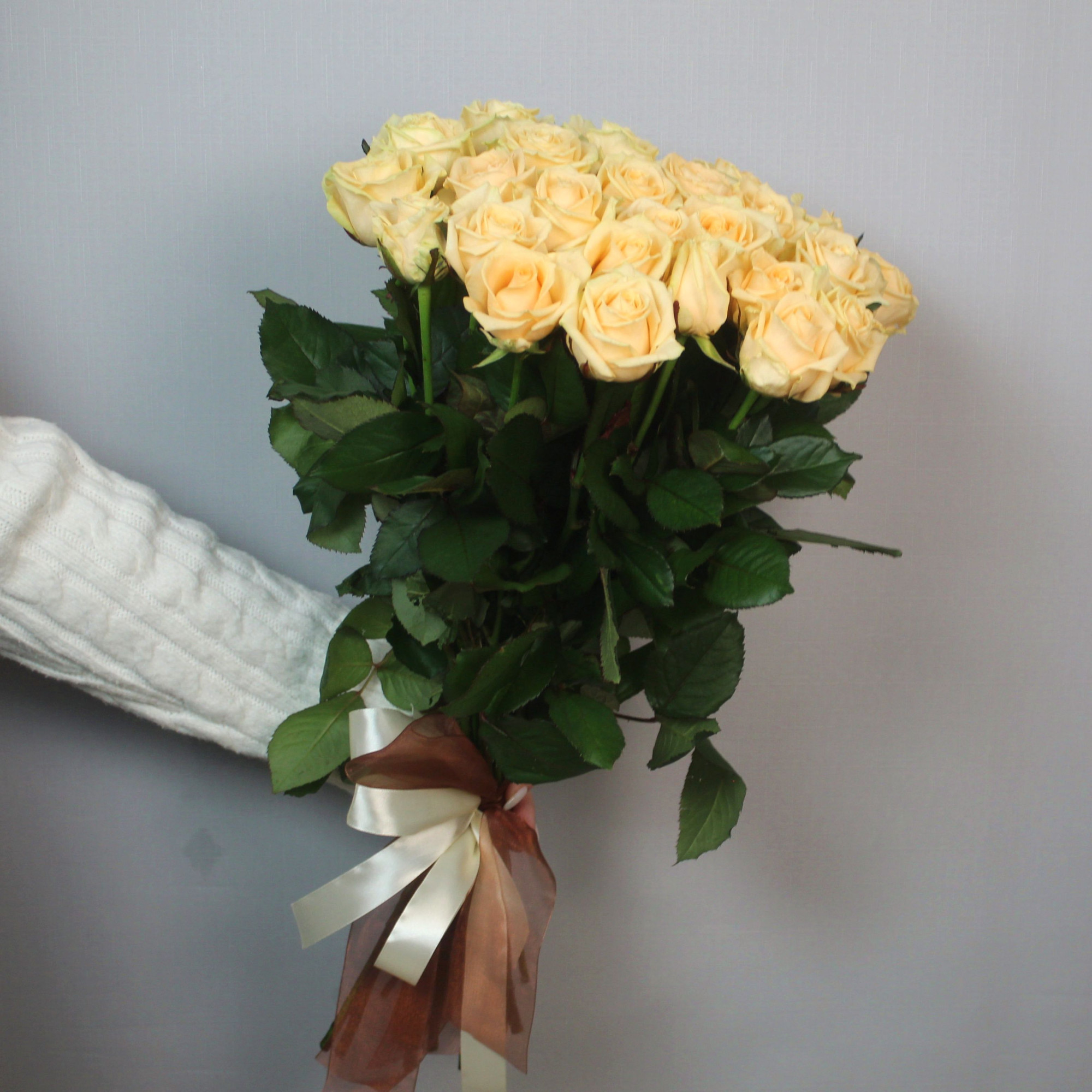 25 кремовых роз 70 см