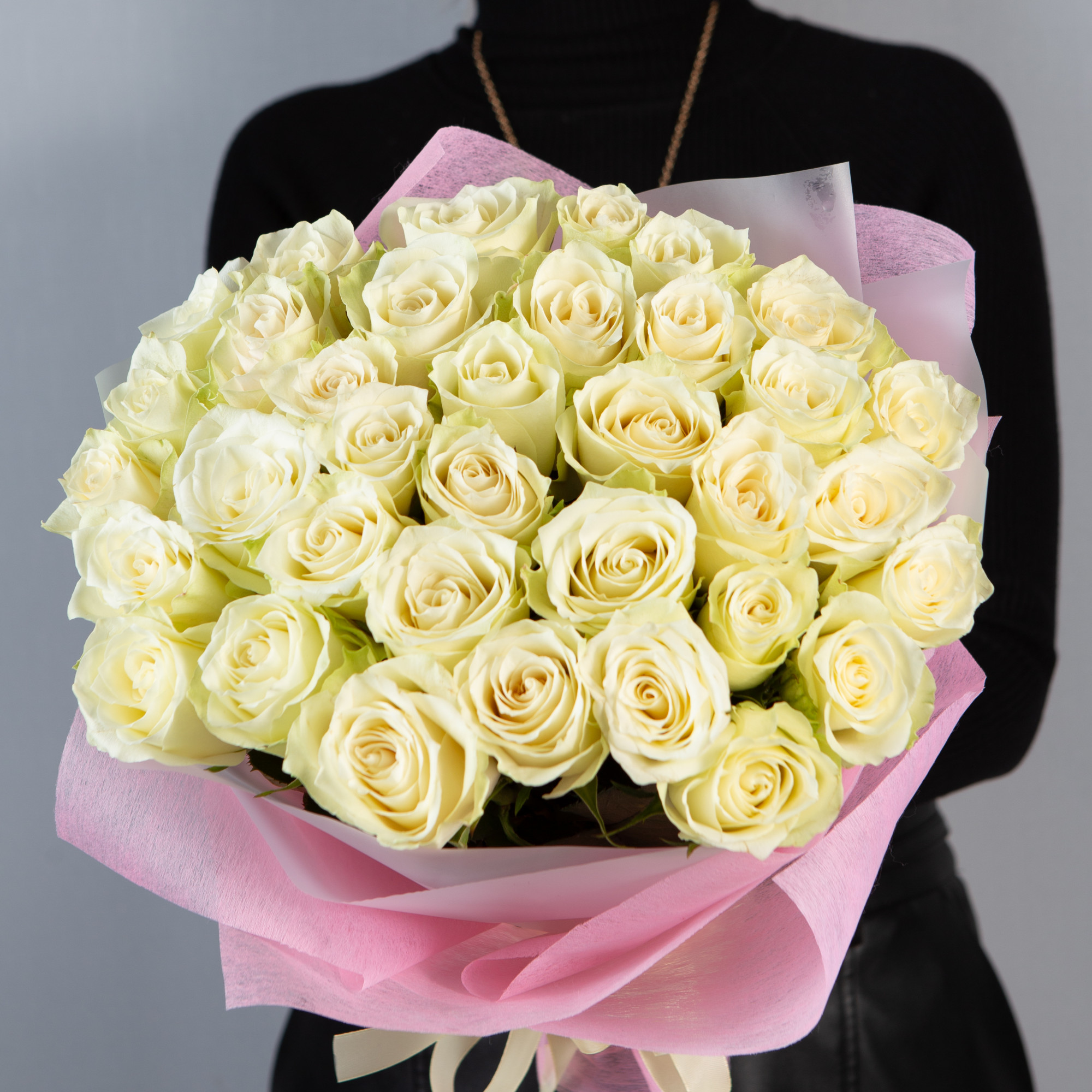 Букет 35 белых роз Кения  40 см в  упаковке