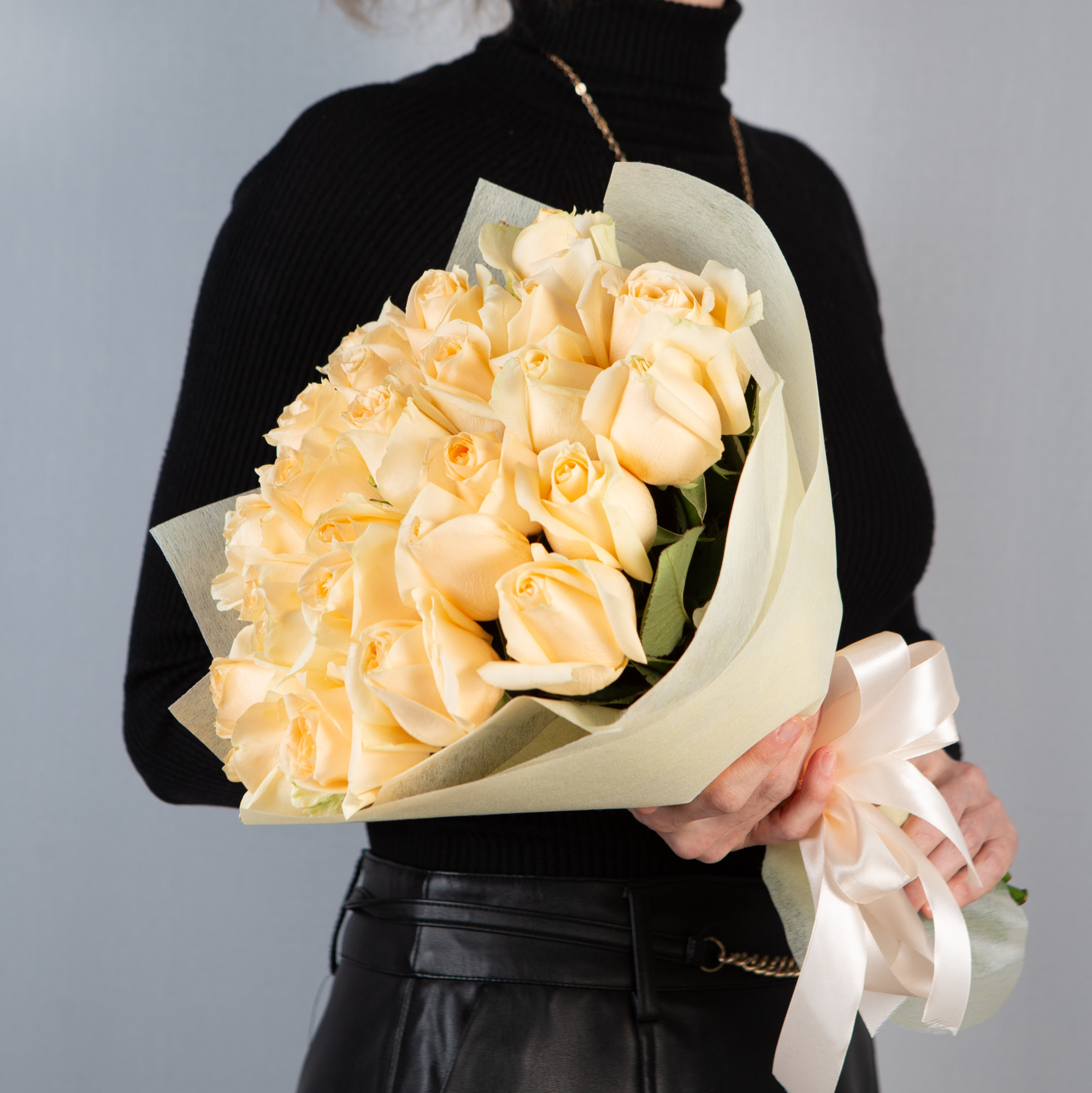 Букет 25 кремовых роз Кения 40 см в упаковке