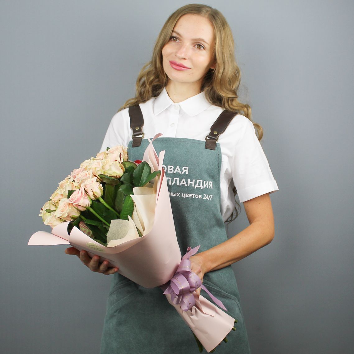 Букет 21 нюдовая роза 70см