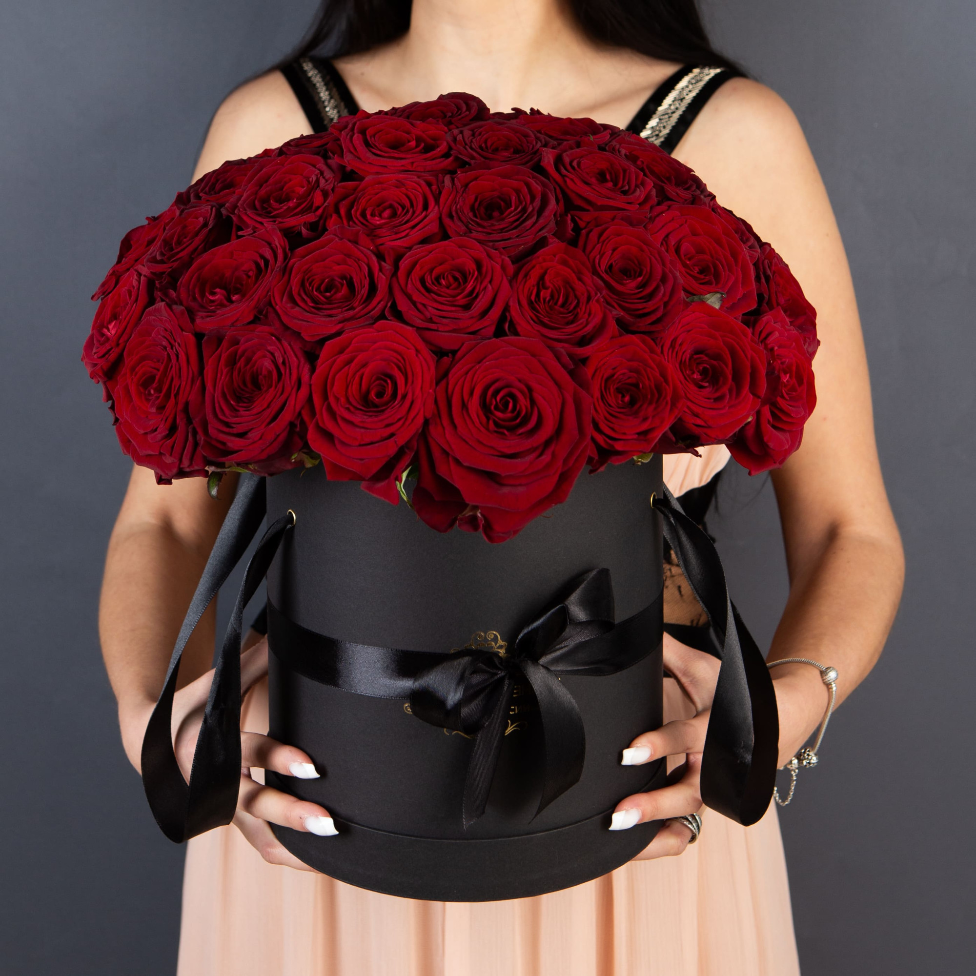 51 Красная роза в большой розовой шляпной коробке №308