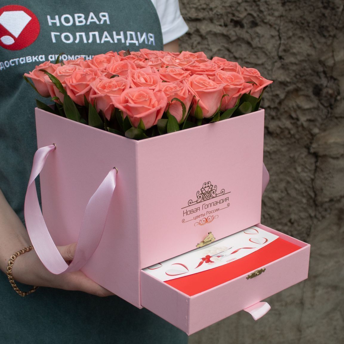 Розовая коробка шкатулка 25 коралловых роз Raffaello в подарок