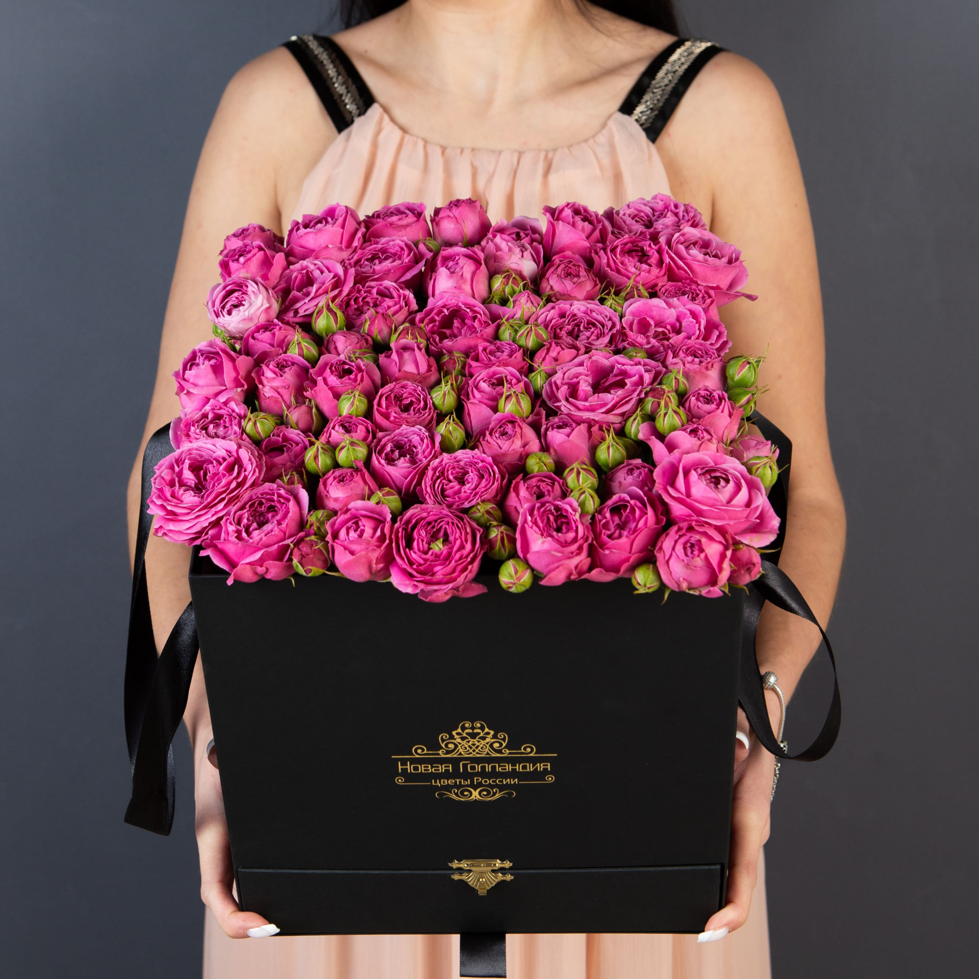 Красная коробка-шкатулка с розовой кустовой пионовидной розой №624