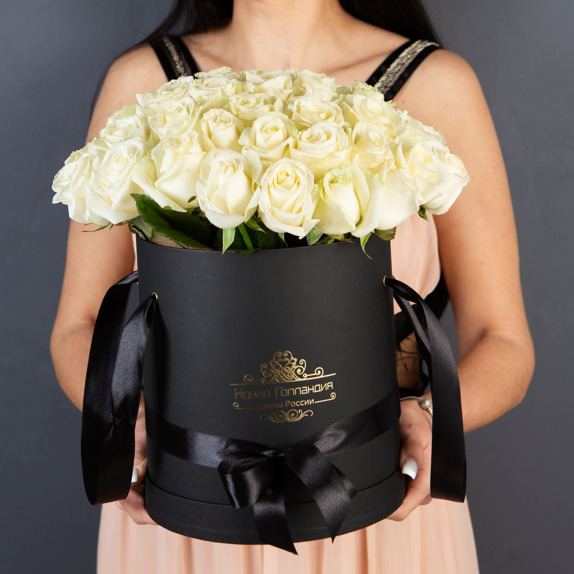 51 Белая роза в большой черной шляпной коробке №214