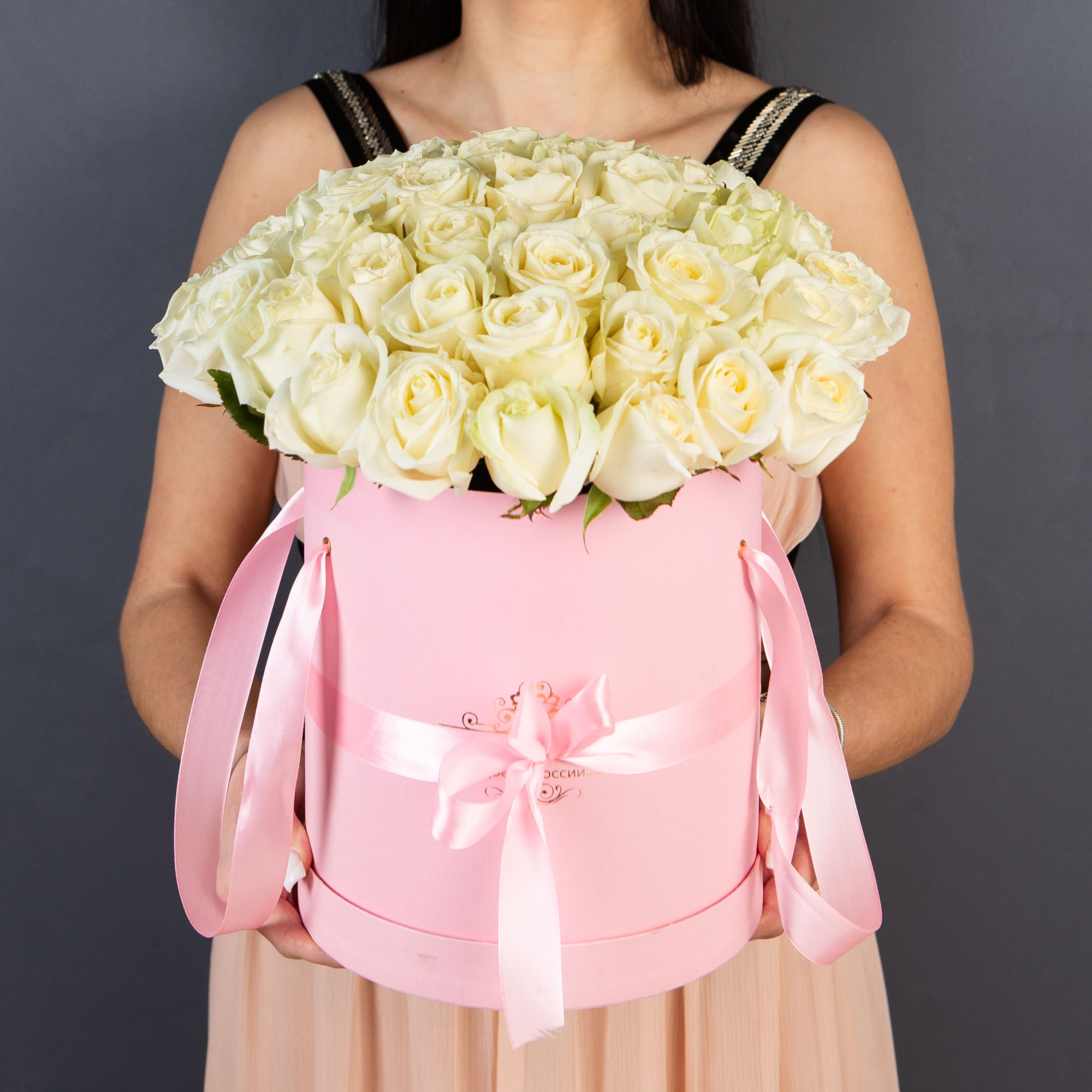 51 Белая роза в большой розовой шляпной коробке №114