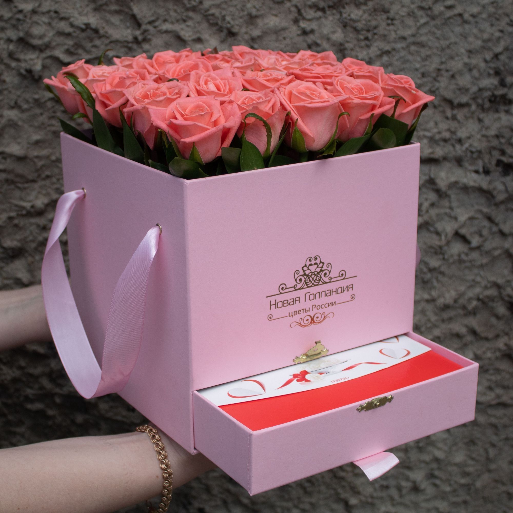 Розовая коробка шкатулка 25 коралловых роз Raffaello в подарок