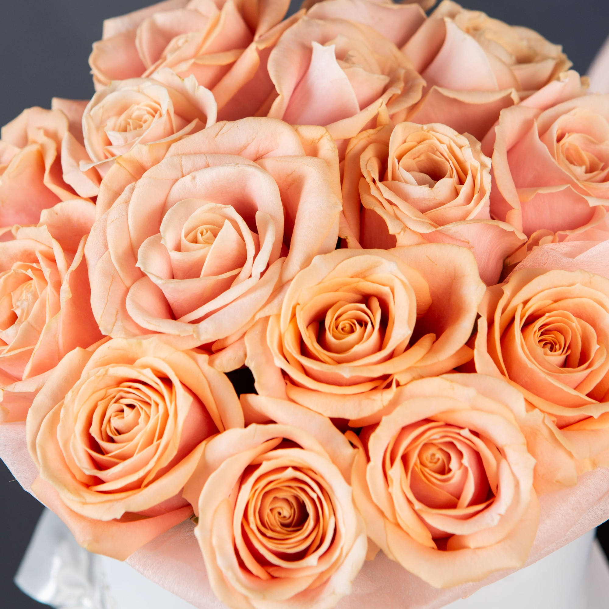 15 нюдовых роз в маленькой розовой шляпной коробке №340