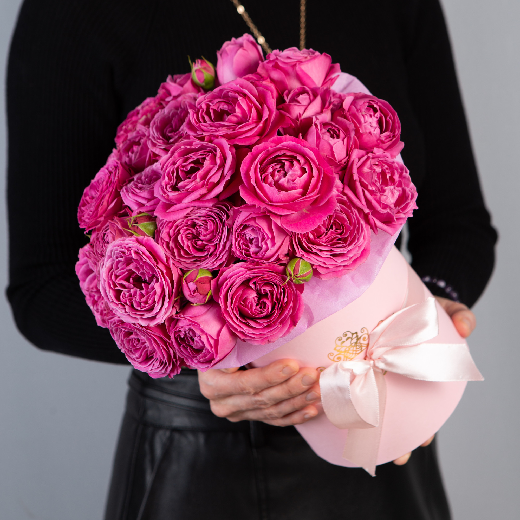 9 розовых кустовых пионовидных роз в маленькой розовой коробке №292