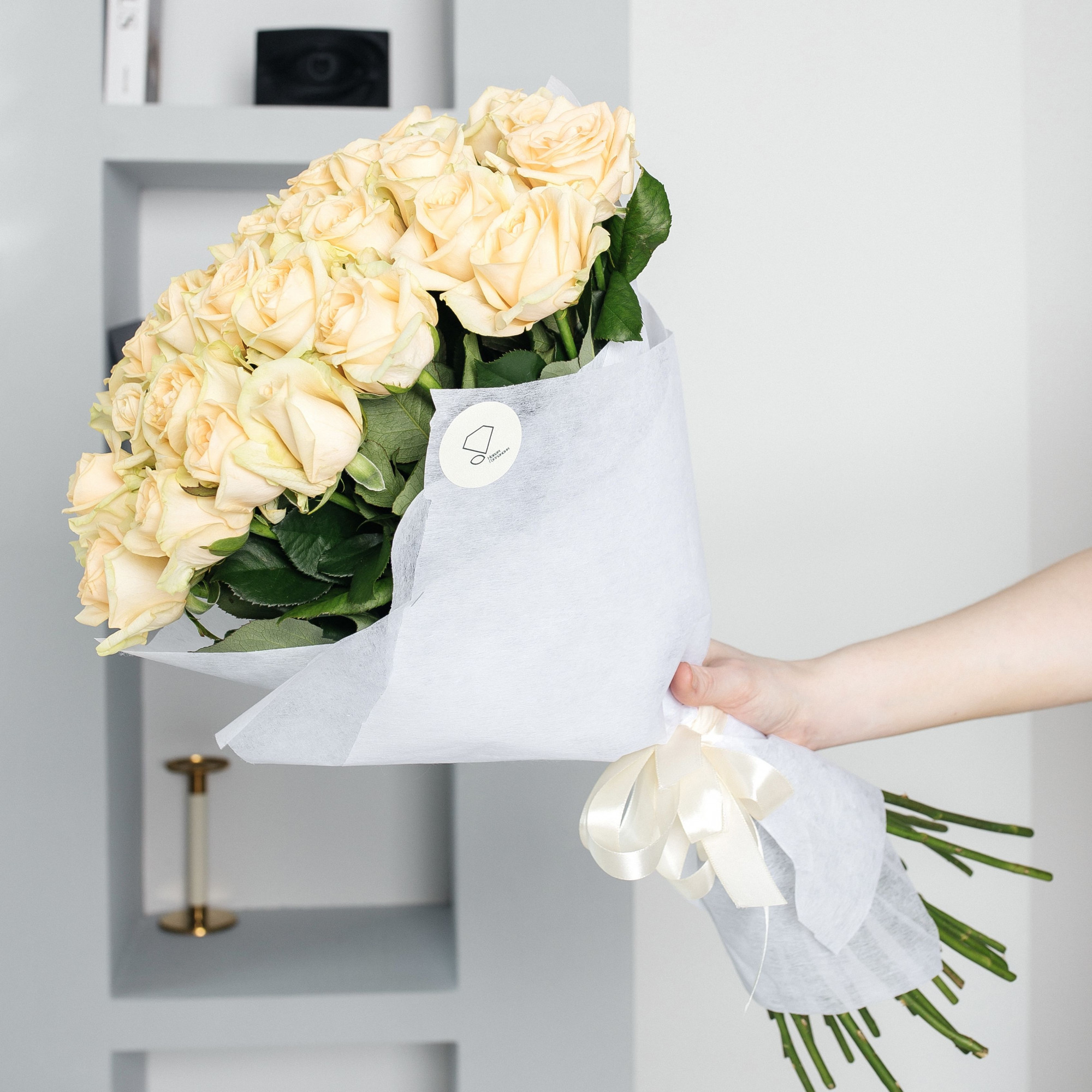 Букет 31 кремовая роза 70 см