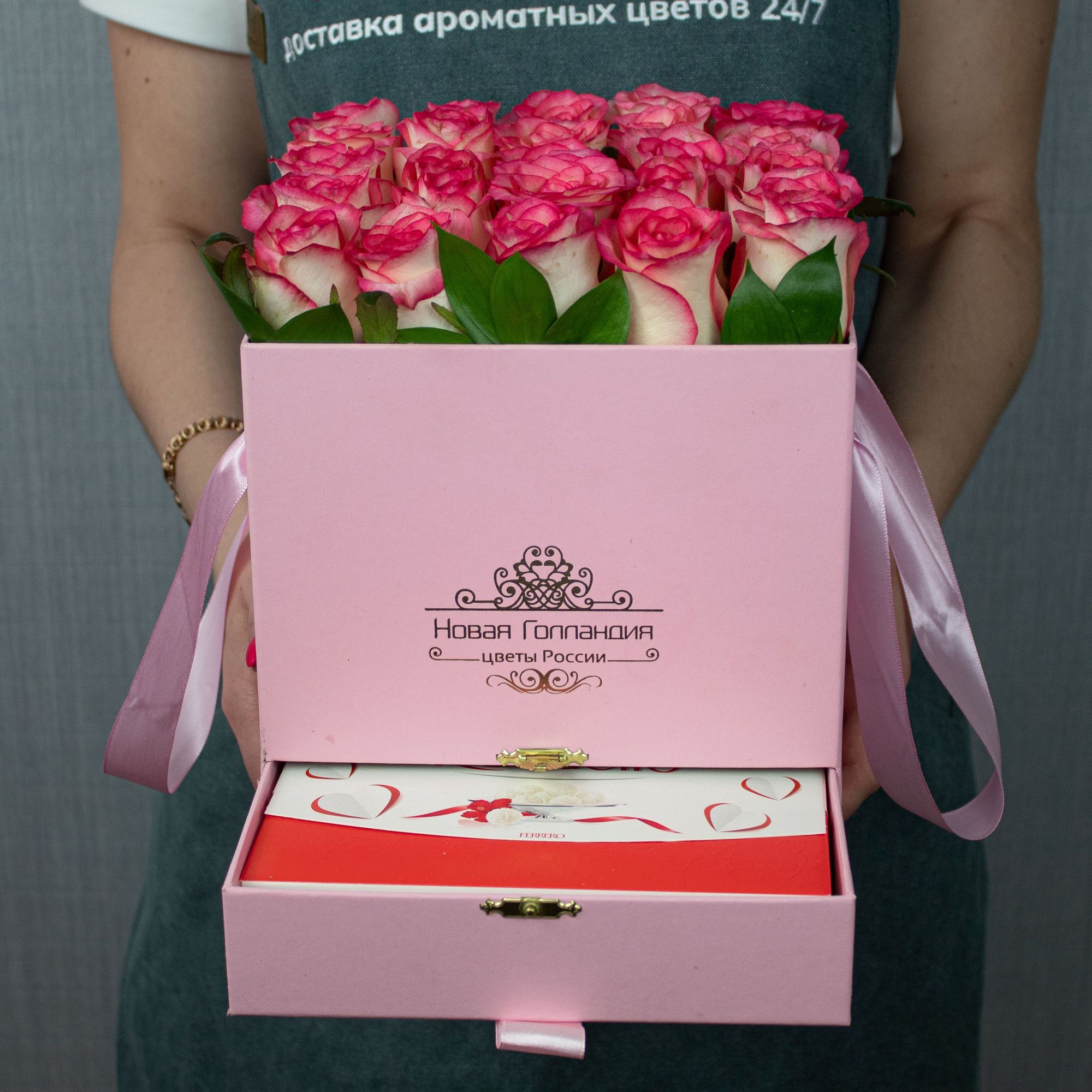Розовая коробка шкатулка 25 розовых роз Raffaello в подарок LUX