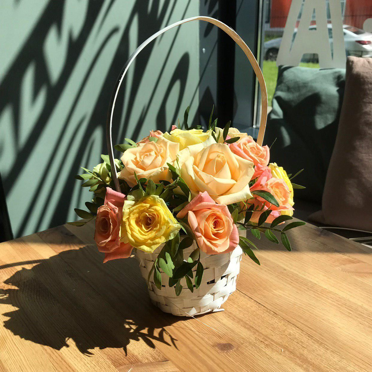 Корзина из 15 роз