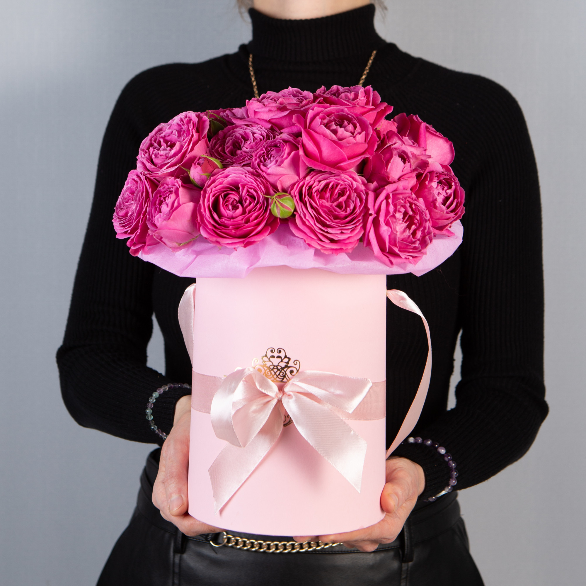 9 розовых кустовых пионовидных роз в маленькой розовой коробке №292