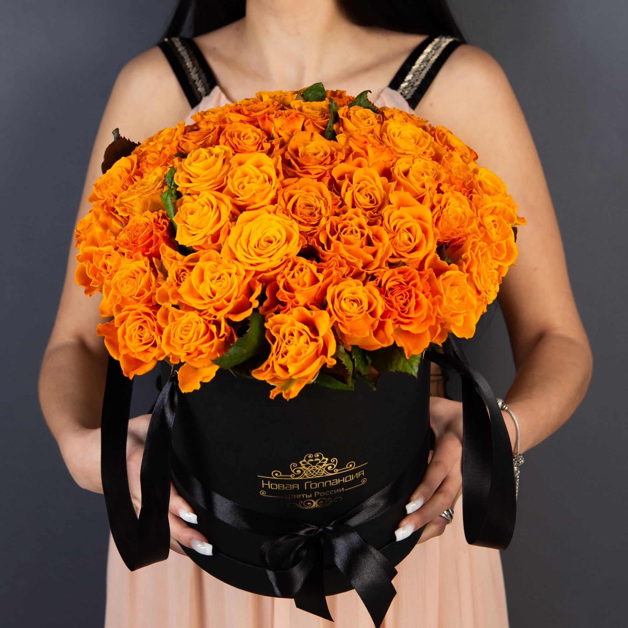 51 Оранжевая роза в большой черной шляпной коробке №335