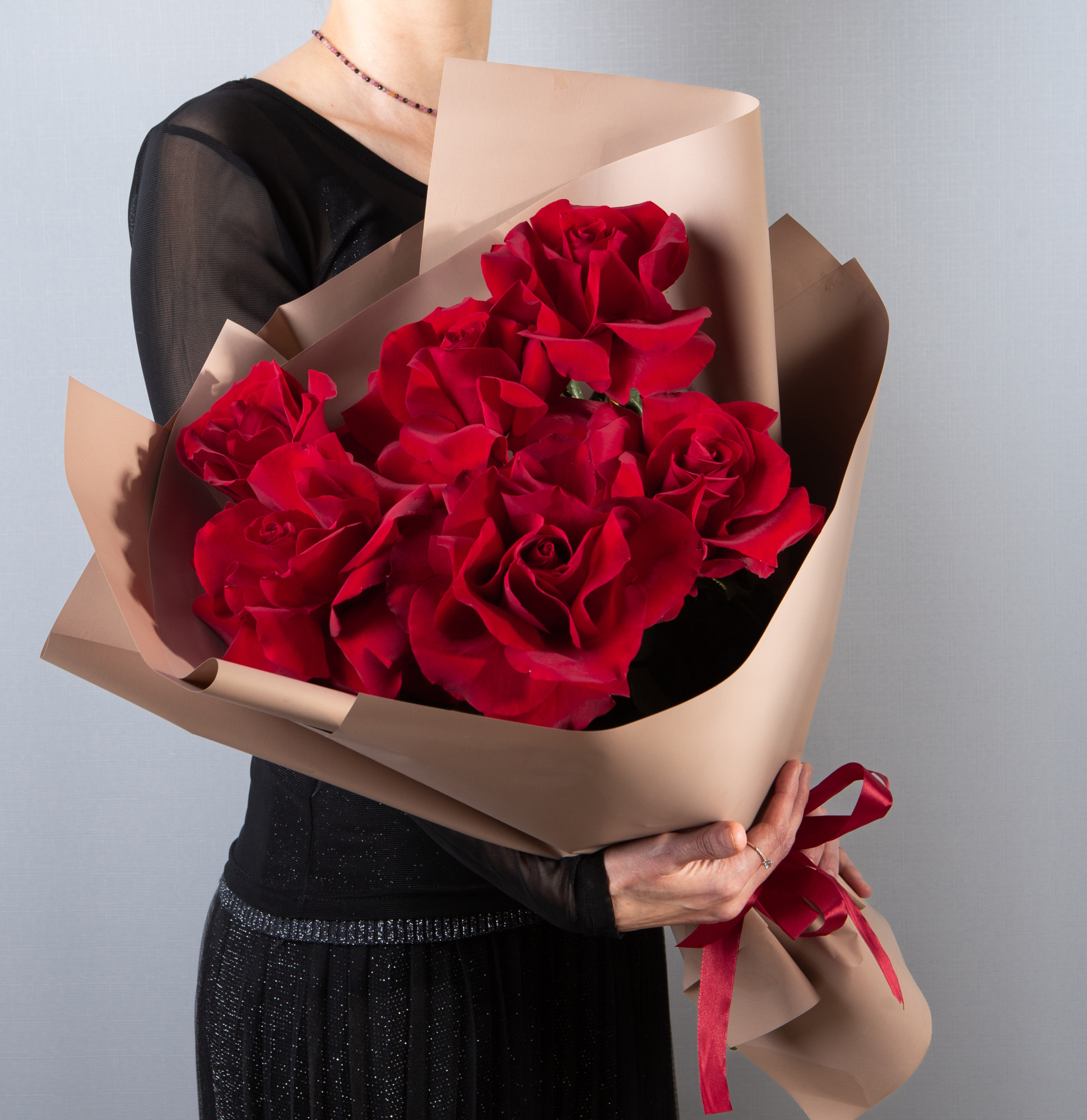 Букет 7 красных французских роз Пантера