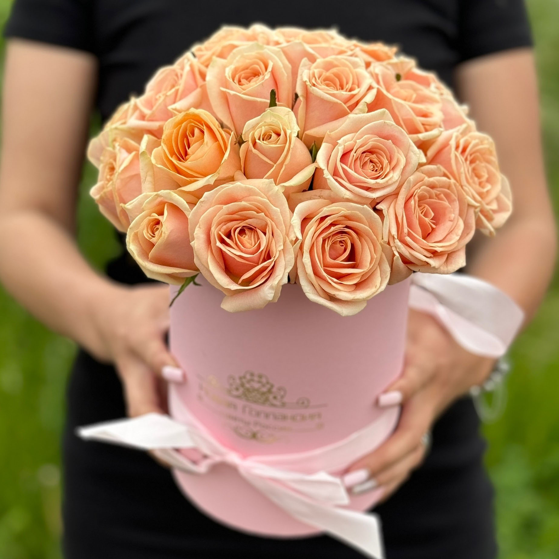 15 нюдовых роз в маленькой розовой шляпной коробке №340
