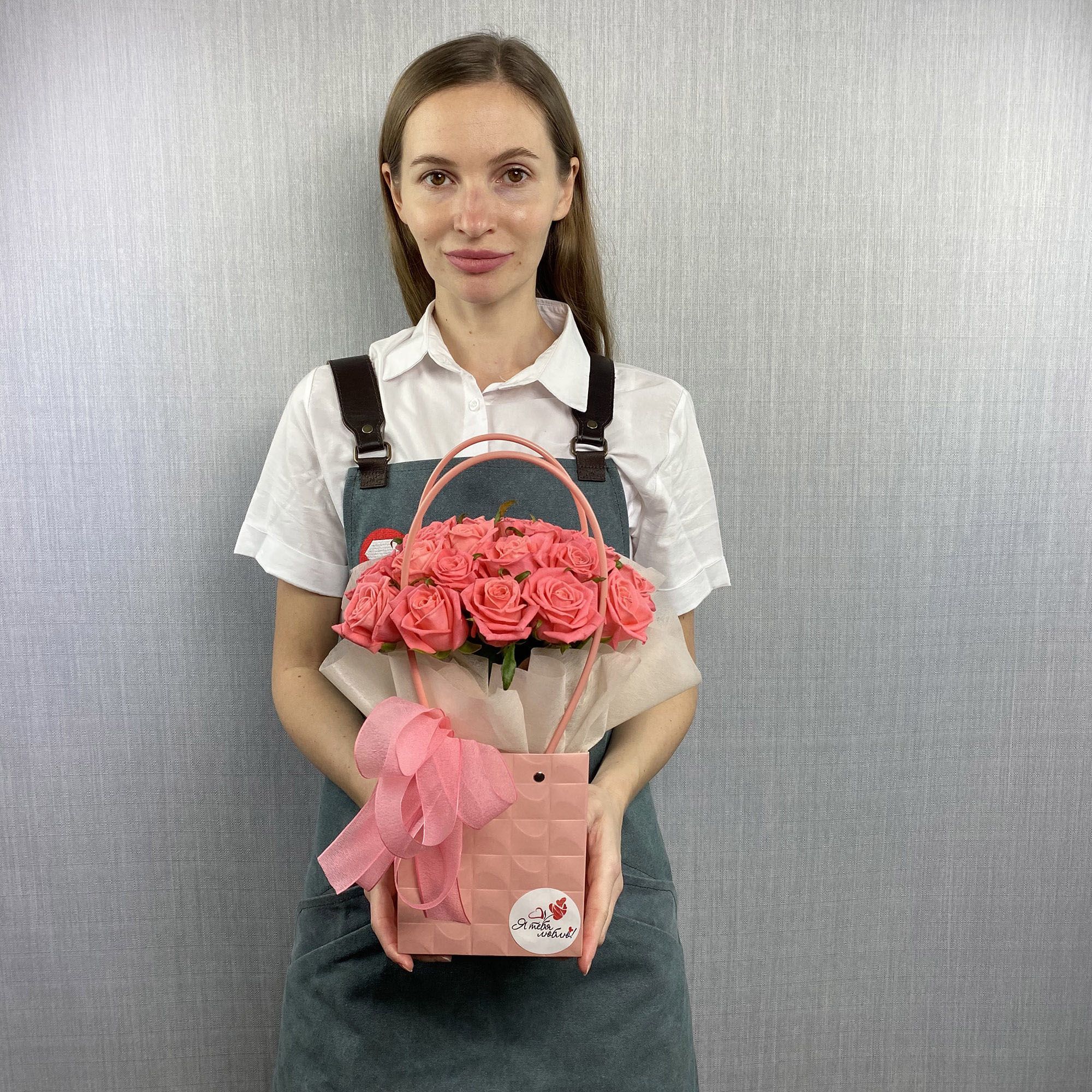 25 коралловых роз в сумочке " Я Тебя Люблю"