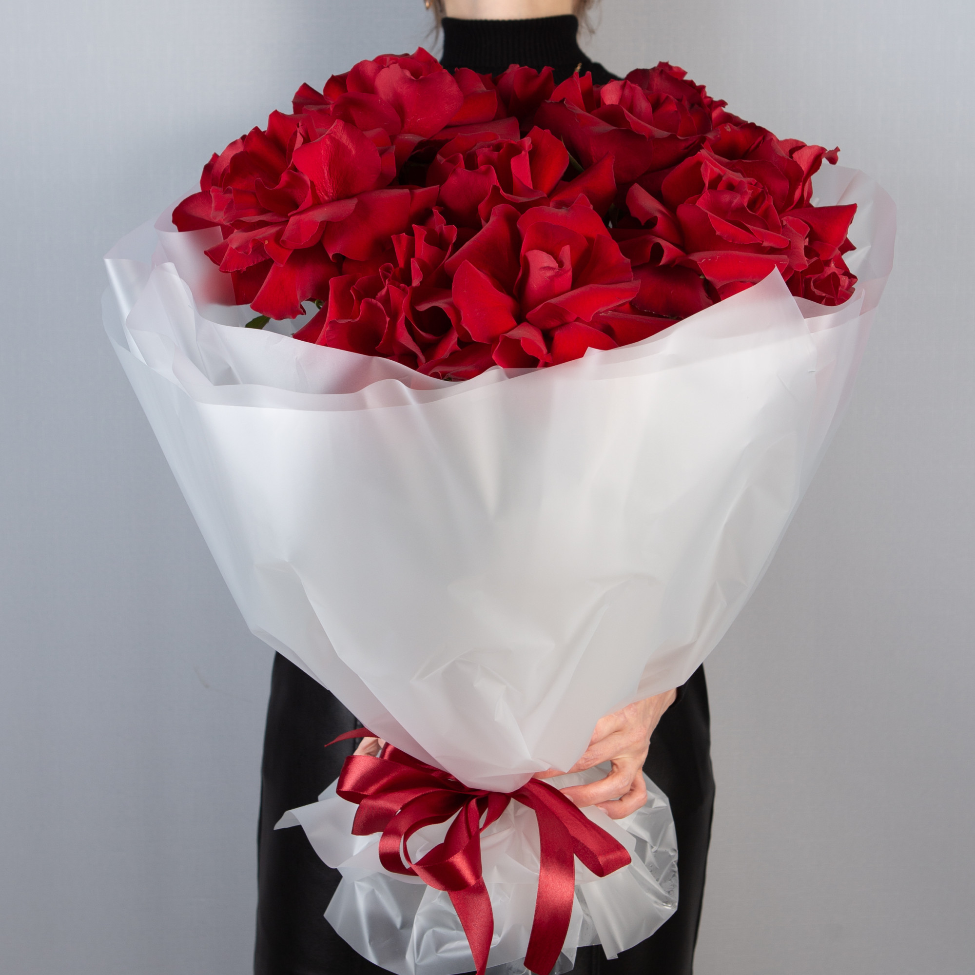 Букет 15 французских красных роз в упаковке