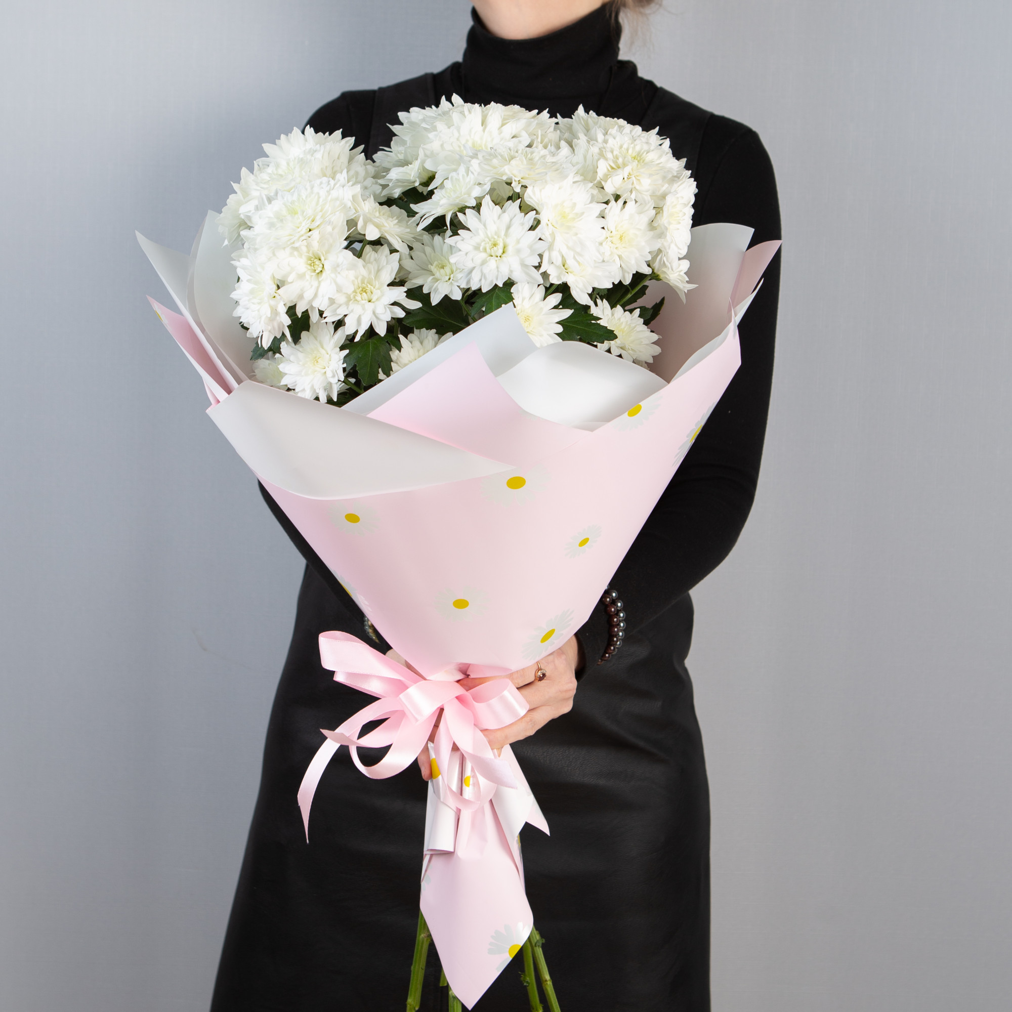 Букет из 7 белых кустовых хризантем