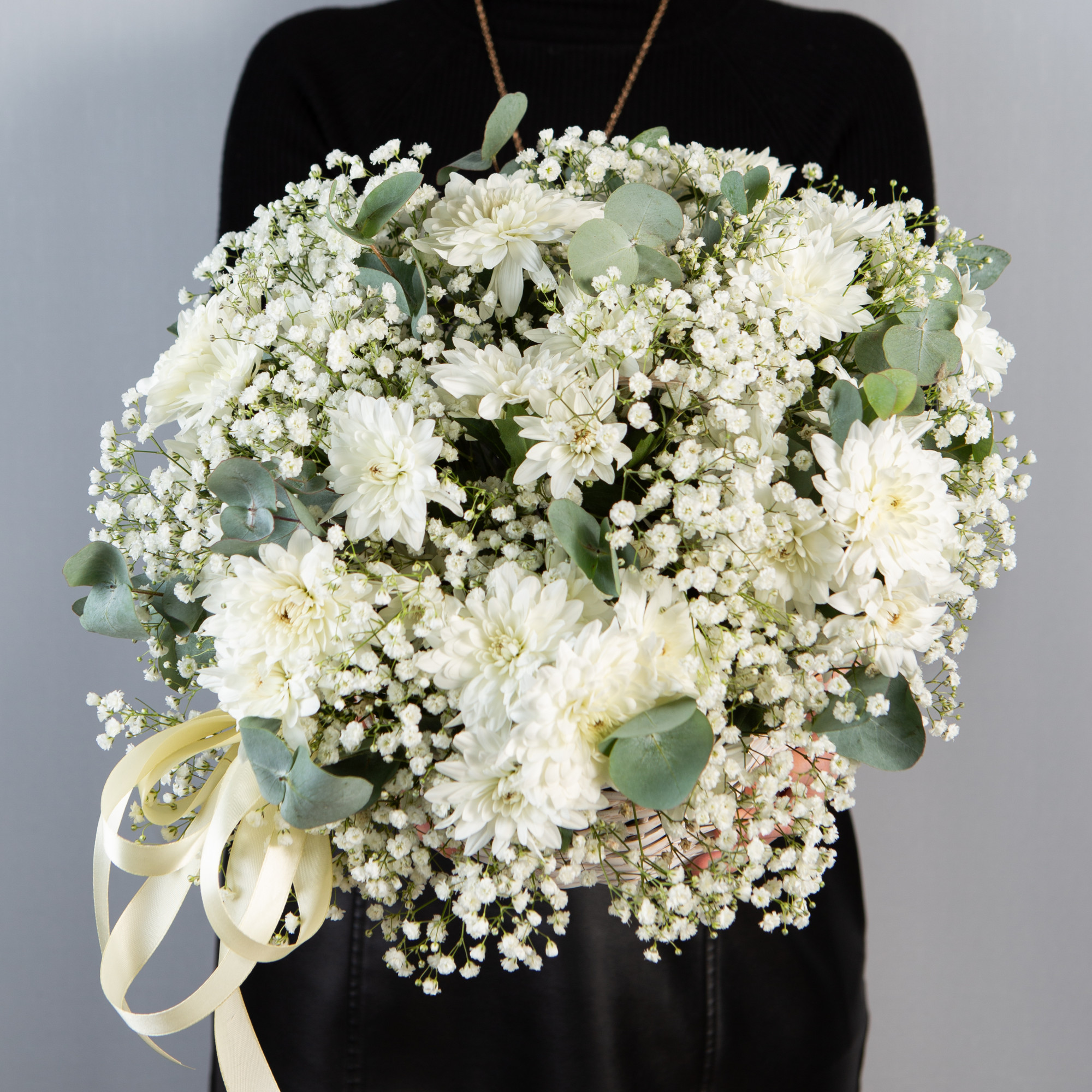 Хризантемы в корзине