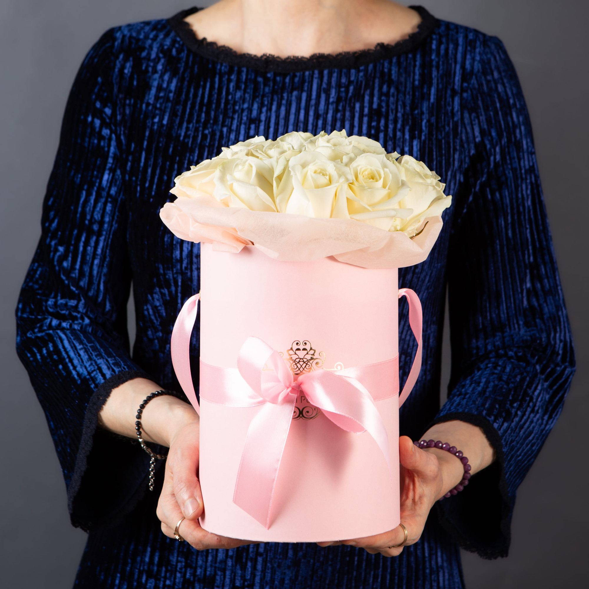 15 белых роз в маленькой розовой шляпной коробке №196