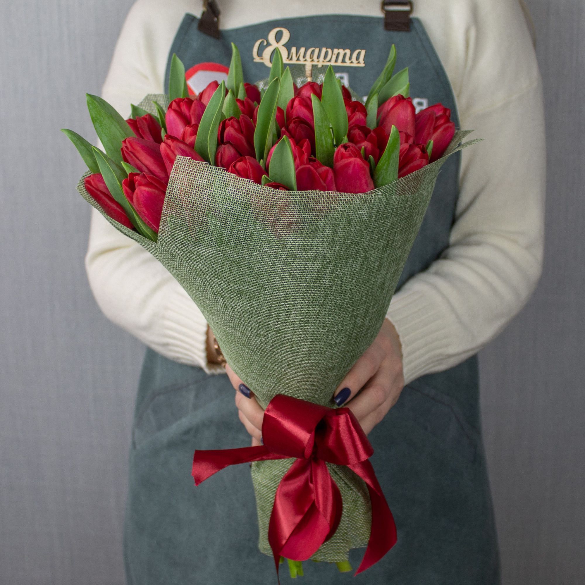 Букет 35 красных тюльпанов с топпером