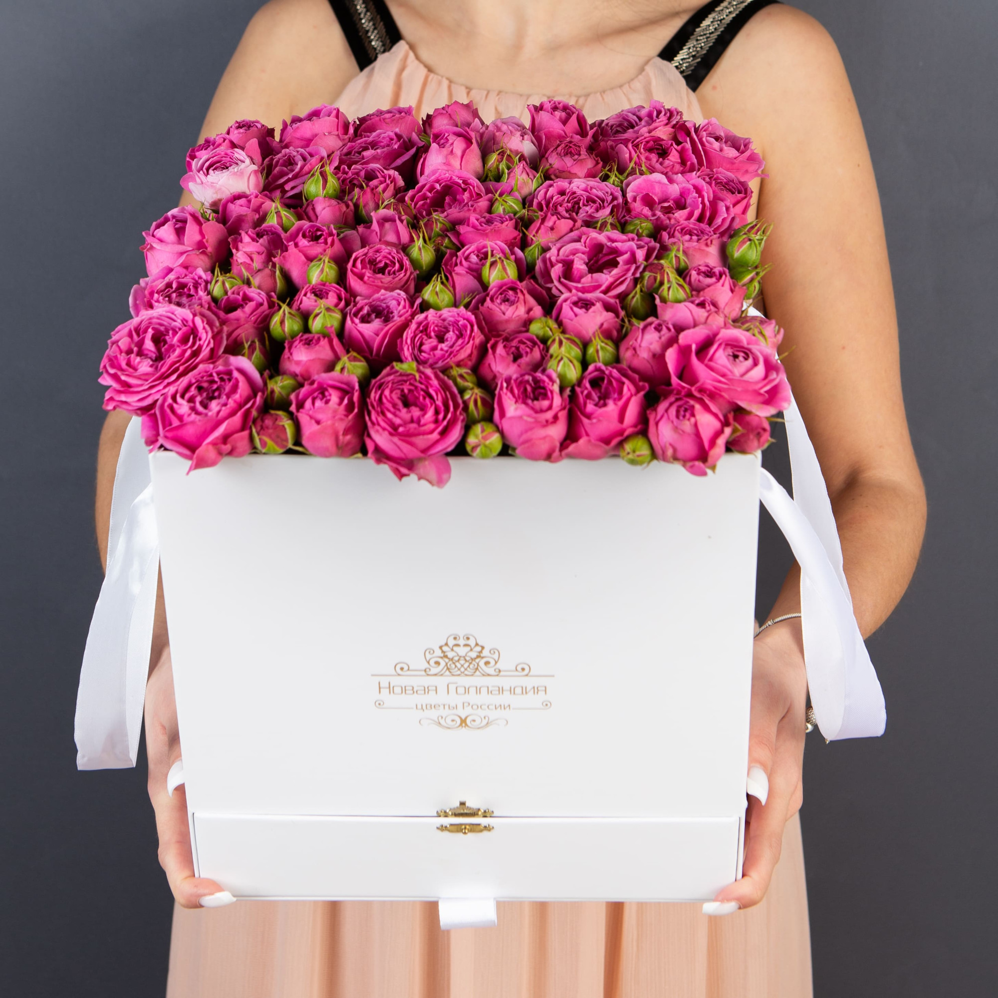 Белая коробка-шкатулка с розовой кустовой пионовидной розой №625