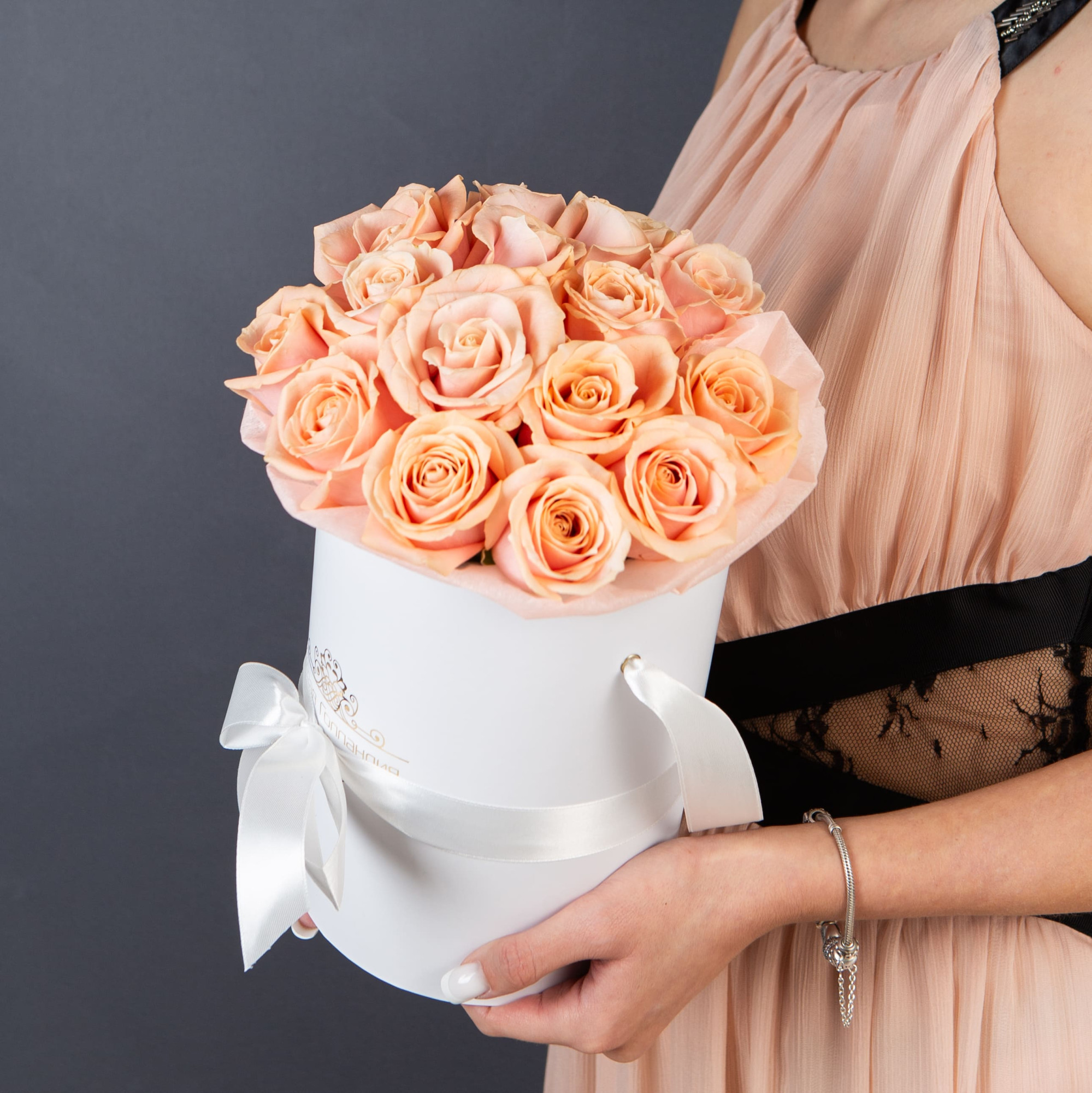 15 нюдовых роз в маленькой белой шляпной коробке №337