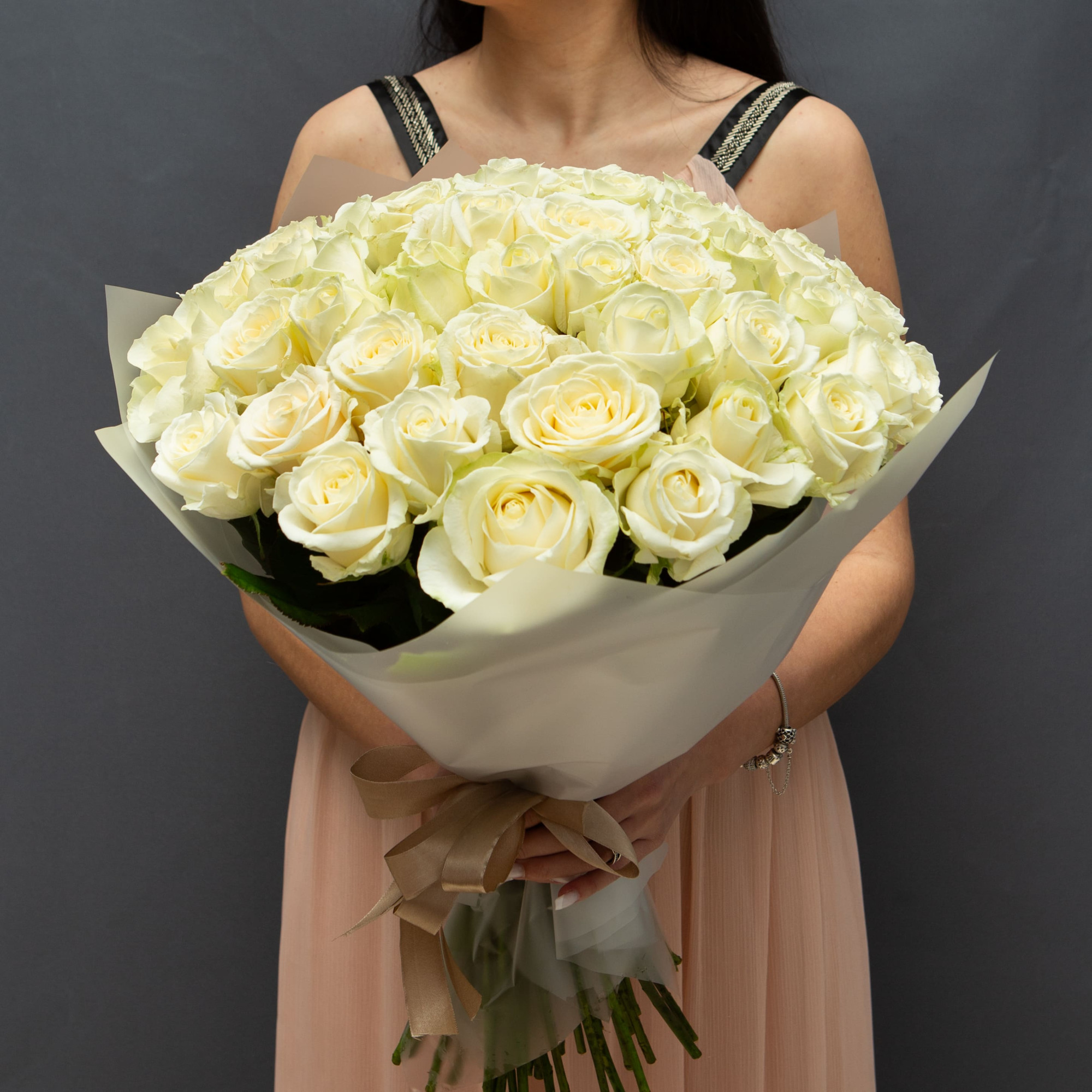 Букет 55 белых роз 50 см.