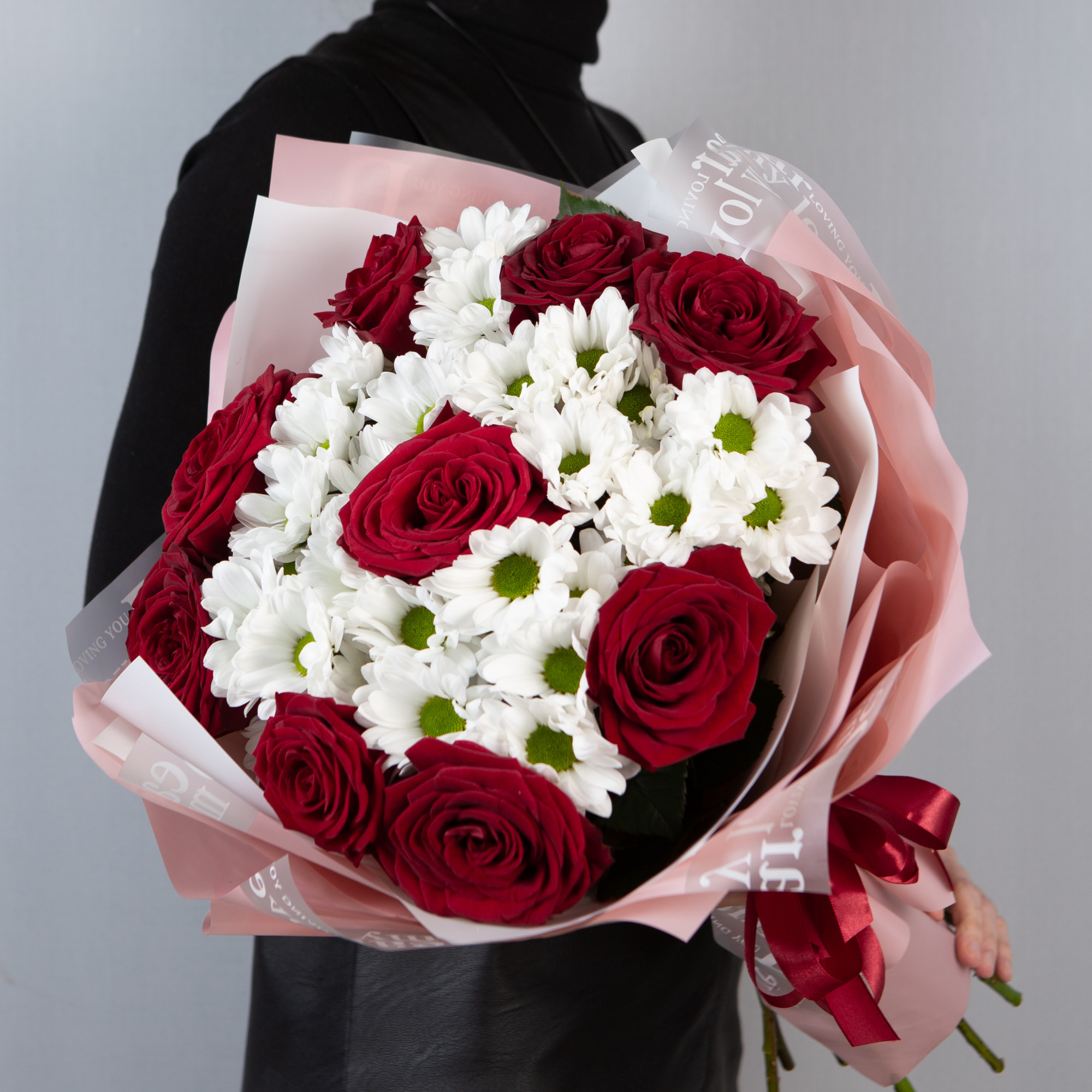 Букет из красных роз и белых хризантем