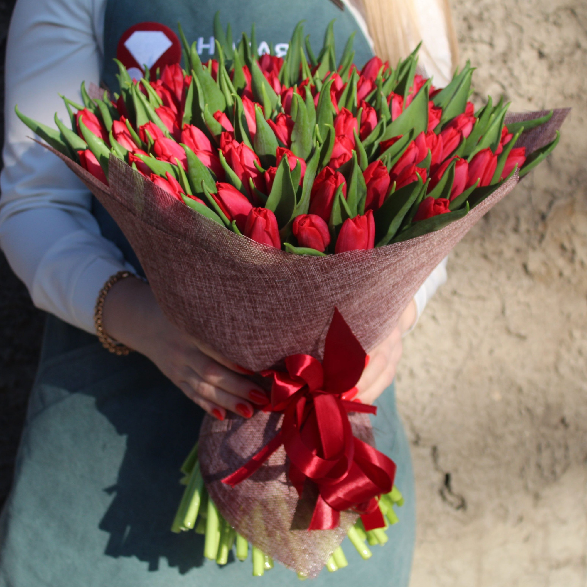 Букет 101 красный тюльпан