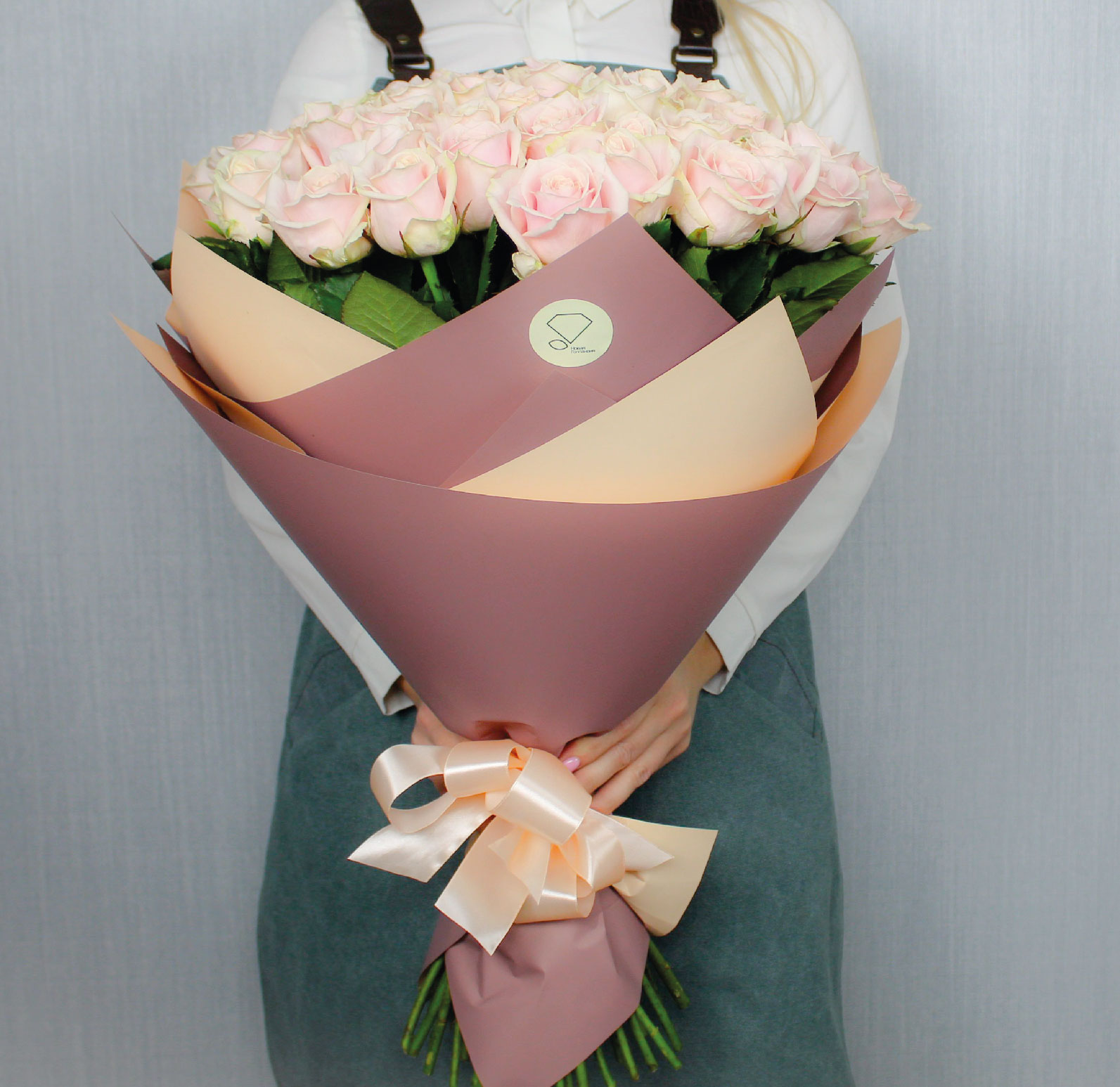 Букет 51 нюдовая роза 70см