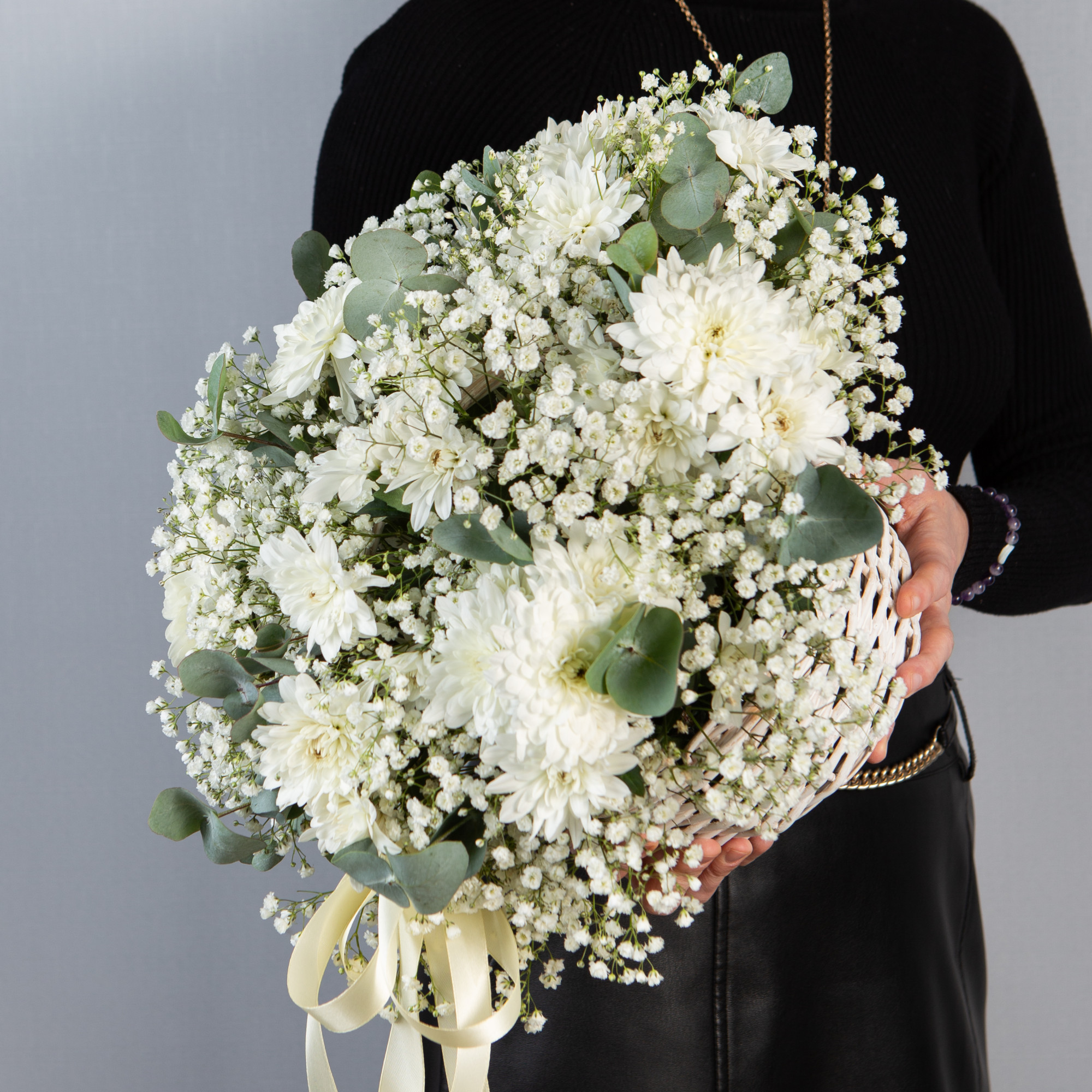 Хризантемы в корзине