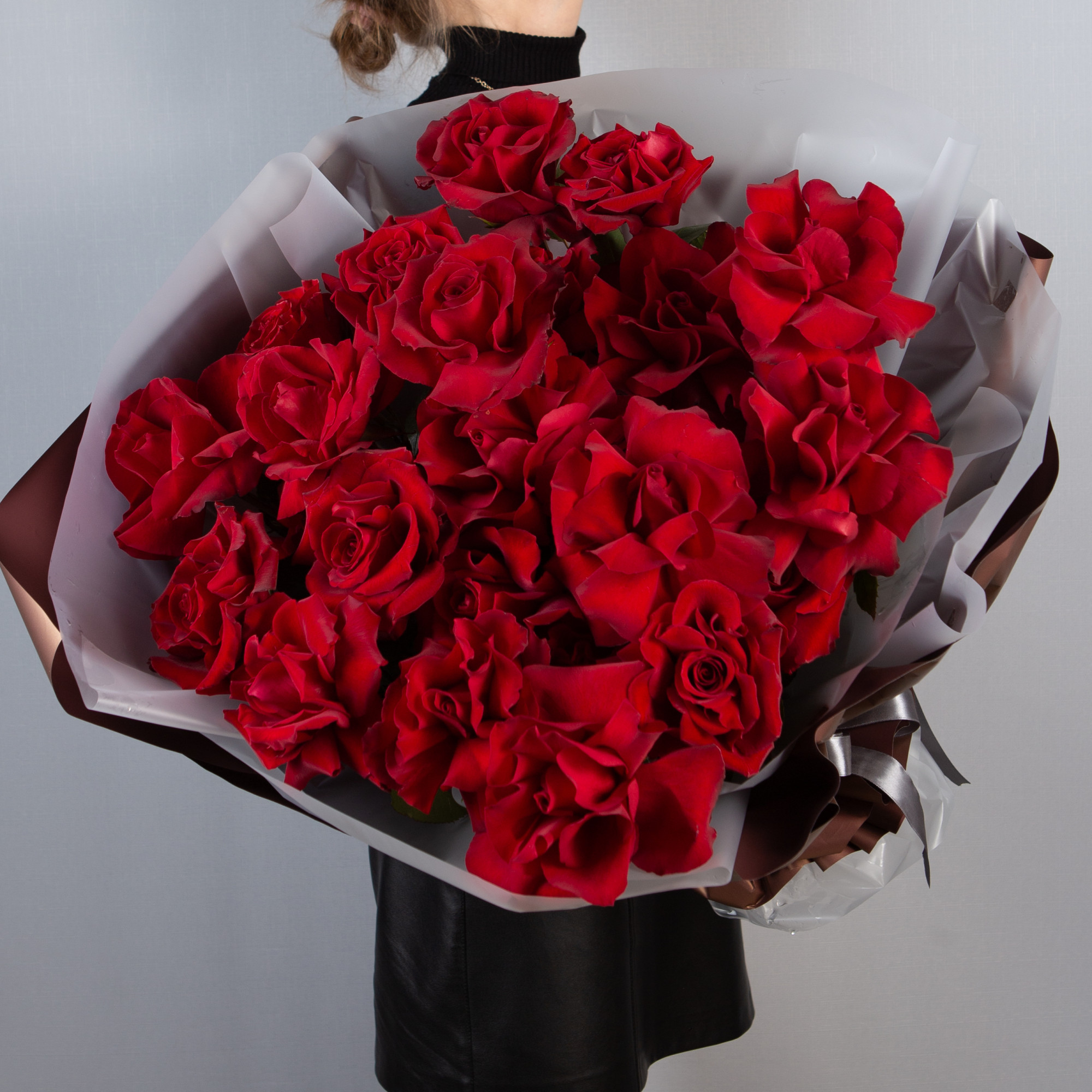 Букет 25 французских красных роз в упаковке