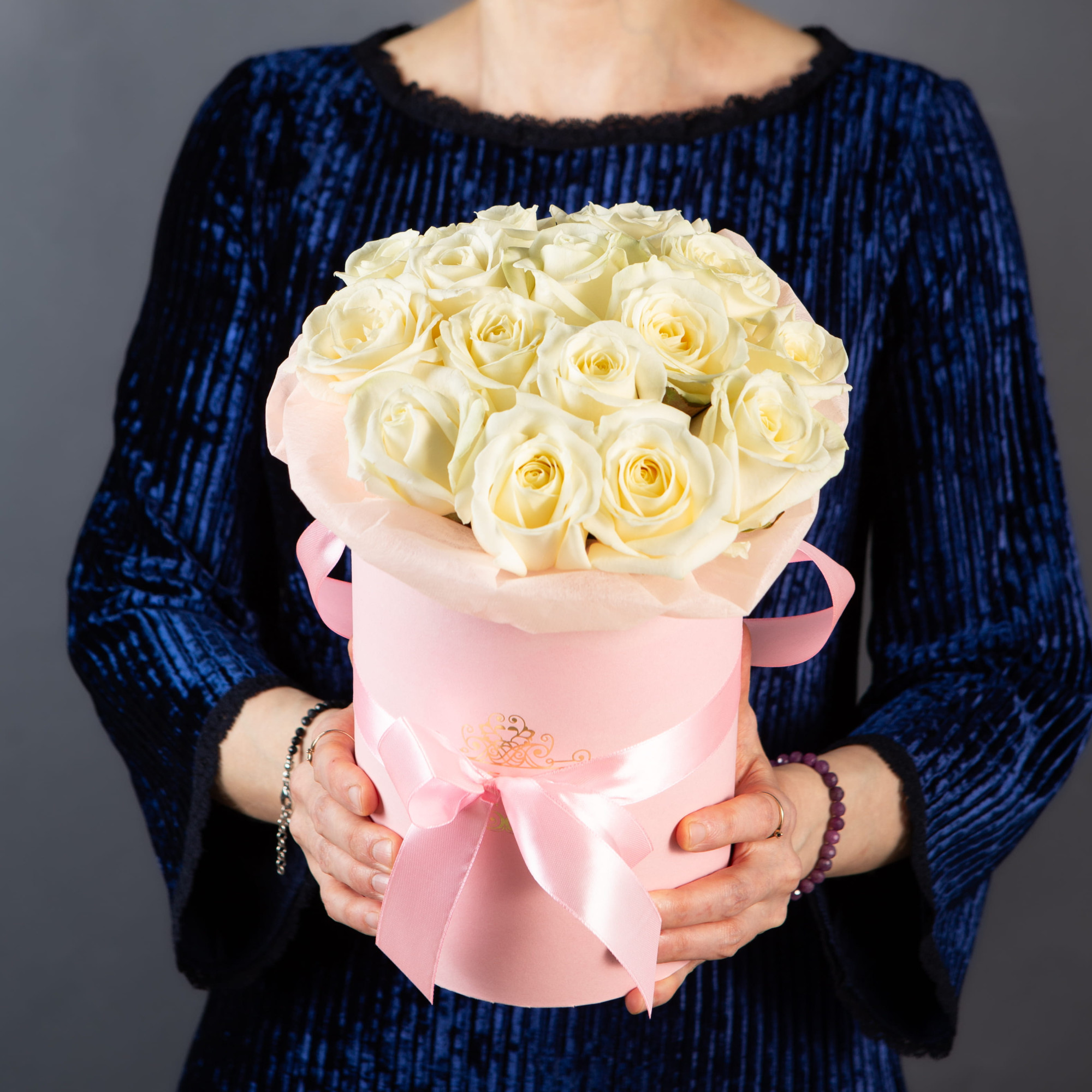 15 белых роз в маленькой розовой шляпной коробке №196