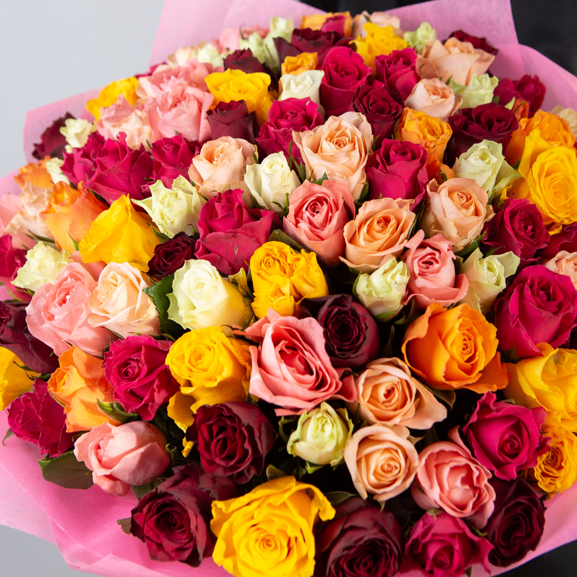 Букет 101 роза Кения микс 40 см  в упаковке