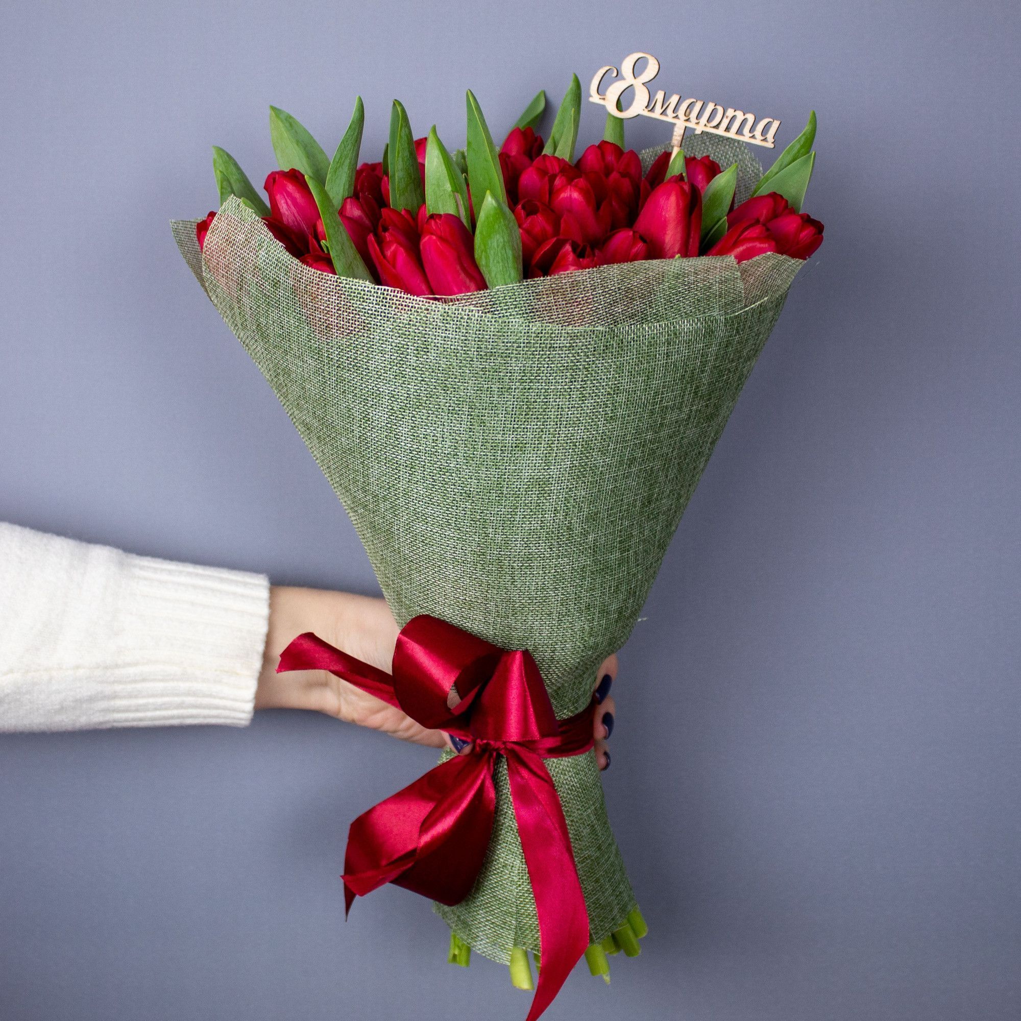 Букет 35 красных тюльпанов с топпером