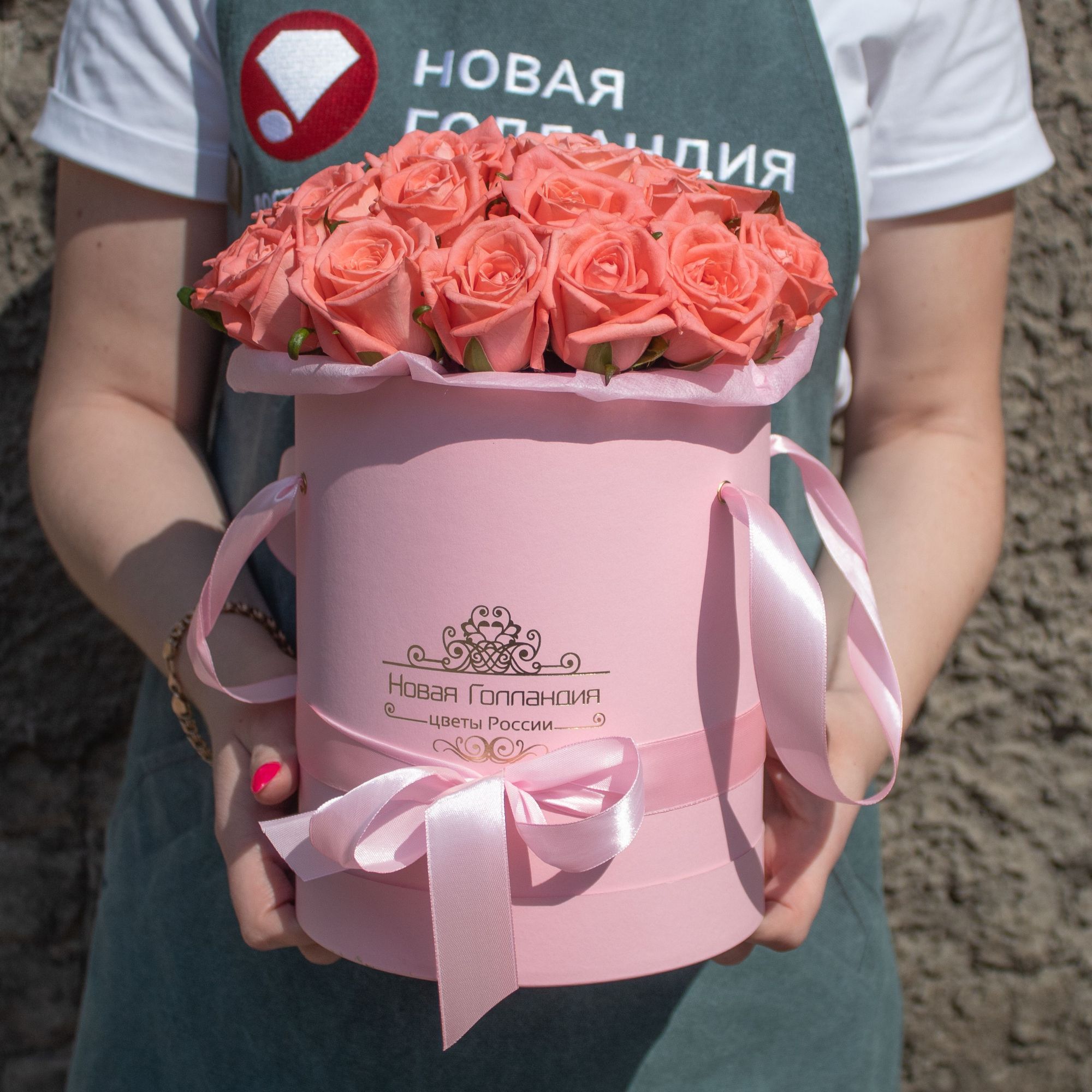 25 коралловых роз в розовой шляпной коробке