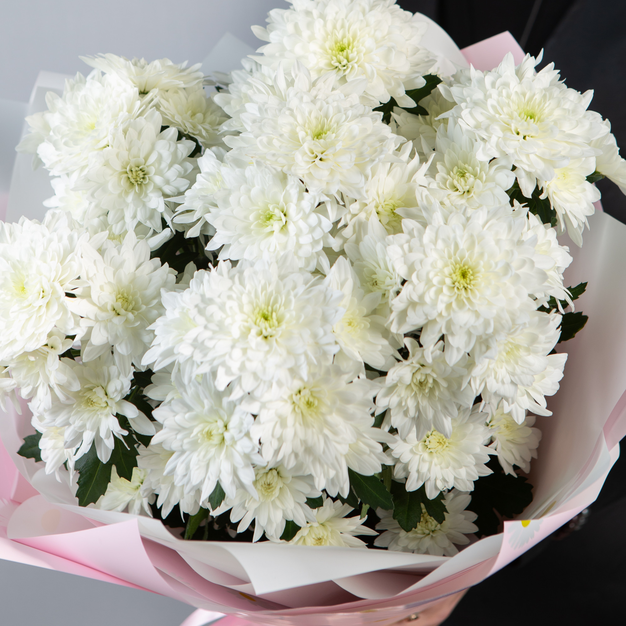 Букет из 7 белых кустовых хризантем