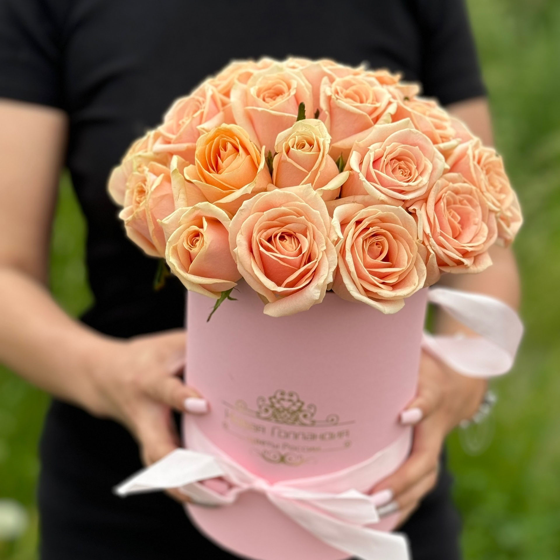 15 нюдовых роз в маленькой розовой шляпной коробке №340